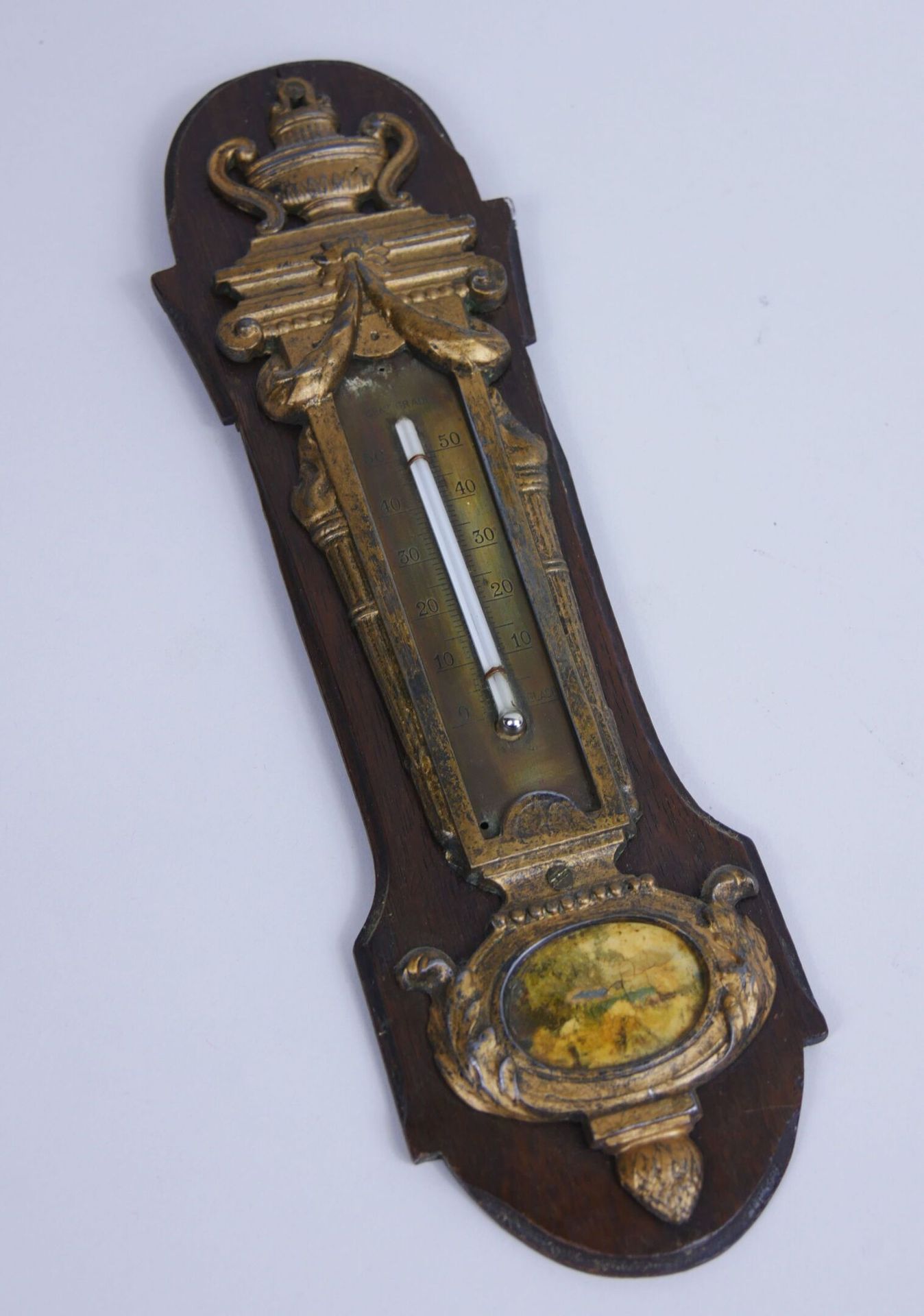 Null Thermomètre d'applique en régule doré.

Style Louis XVI, après 1900.

(Usur&hellip;