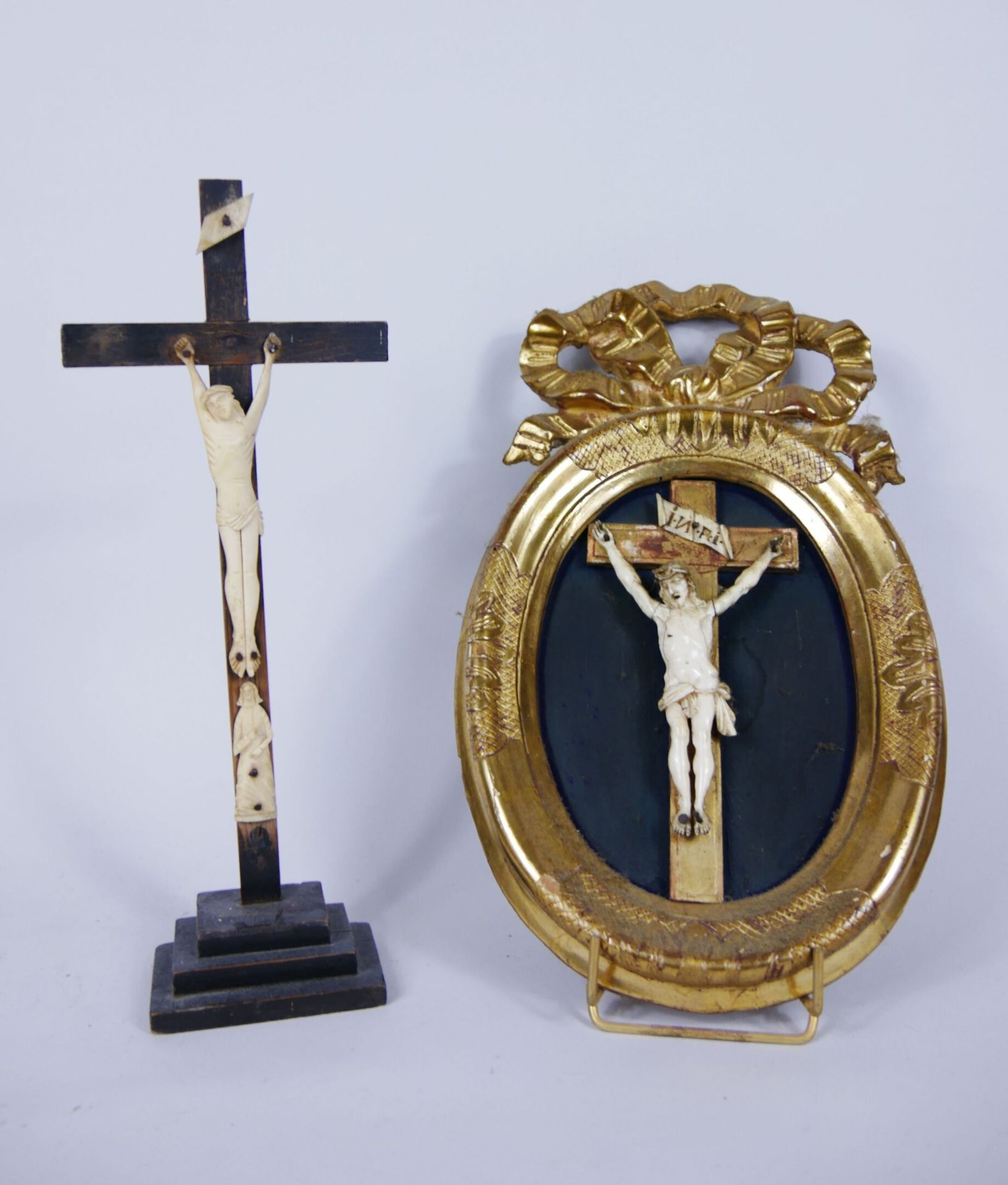 Null Crucifix en ivoire dans un encadrement de bois sculpté et redoré à fronton &hellip;