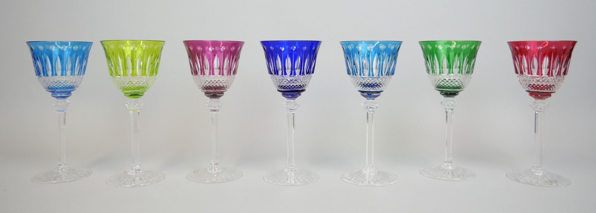 Null SAINT LOUIS 

Suite de 7 grands verres en cristal taillé et teinté modèle "&hellip;