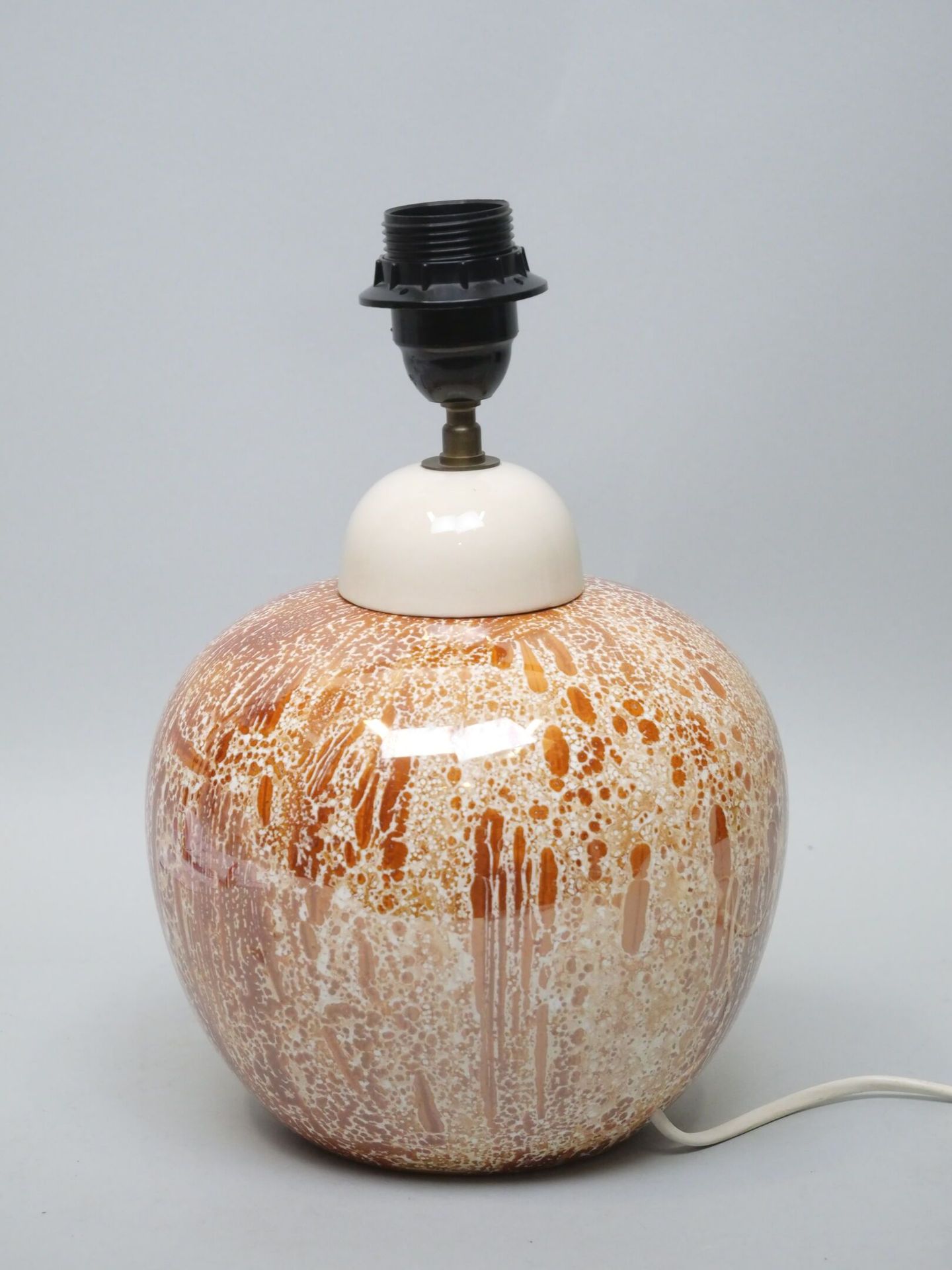 Null Pied de lampe de forme boule en porcelaine à décor de fossiles mordoré. 

H&hellip;