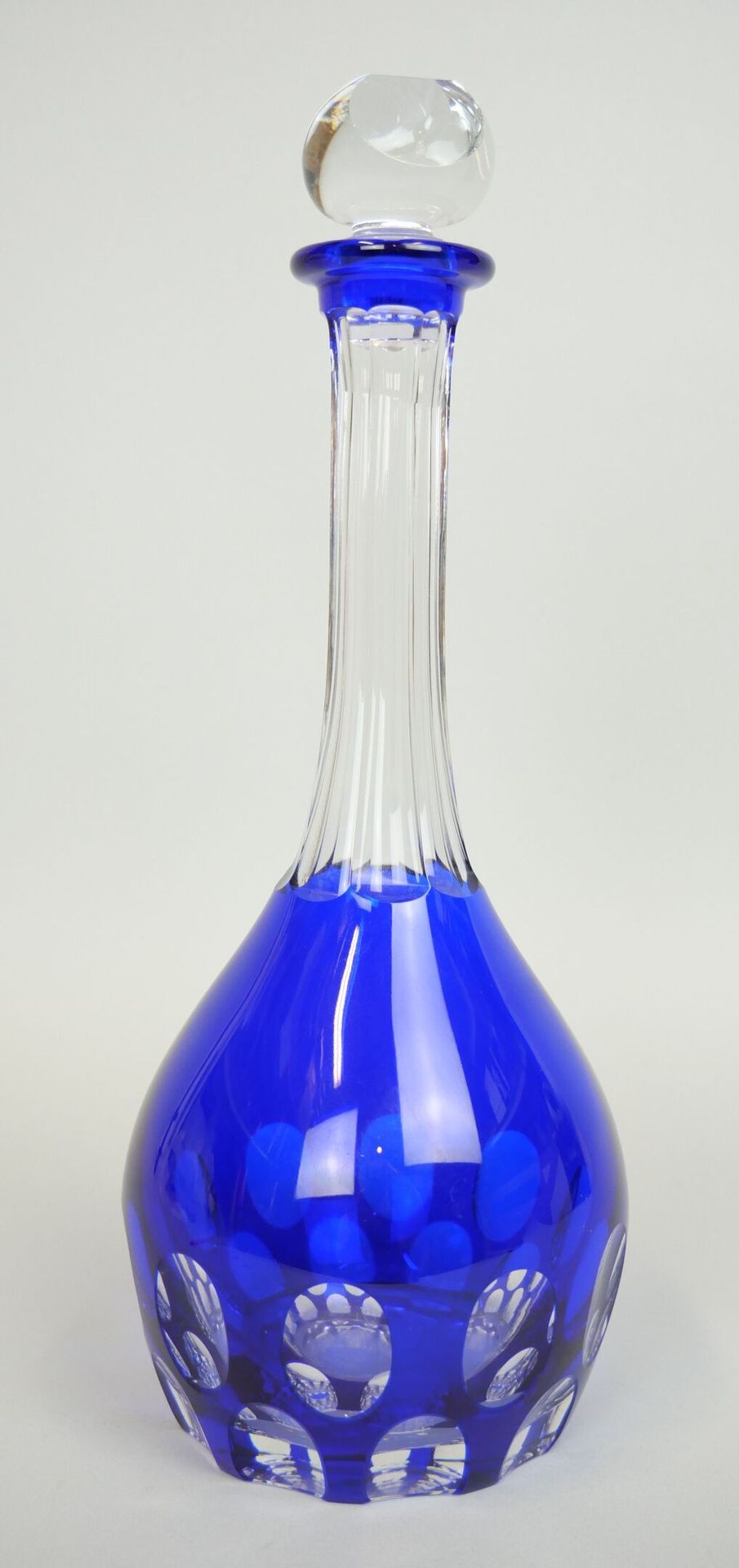 Null 圣卢斯

蓝色调的水晶酒瓶，带粉彩装饰，有塞子。基底下有粉化现象。

高度：34厘米

(状况良好)



拍卖会将于2022年6月10日（星期五）在&hellip;