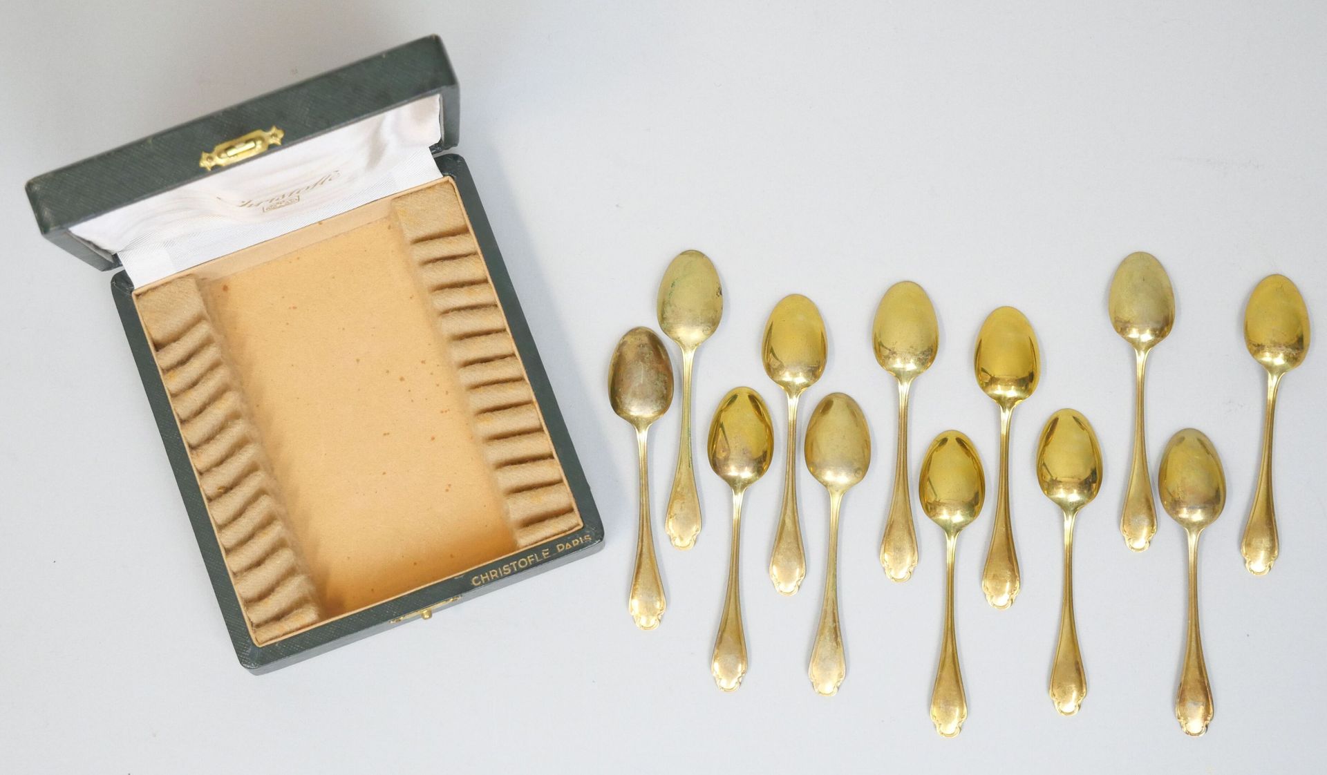 Null CRISTOFLE

Set di 12 piccoli cucchiai da moka in metallo dorato, presentati&hellip;