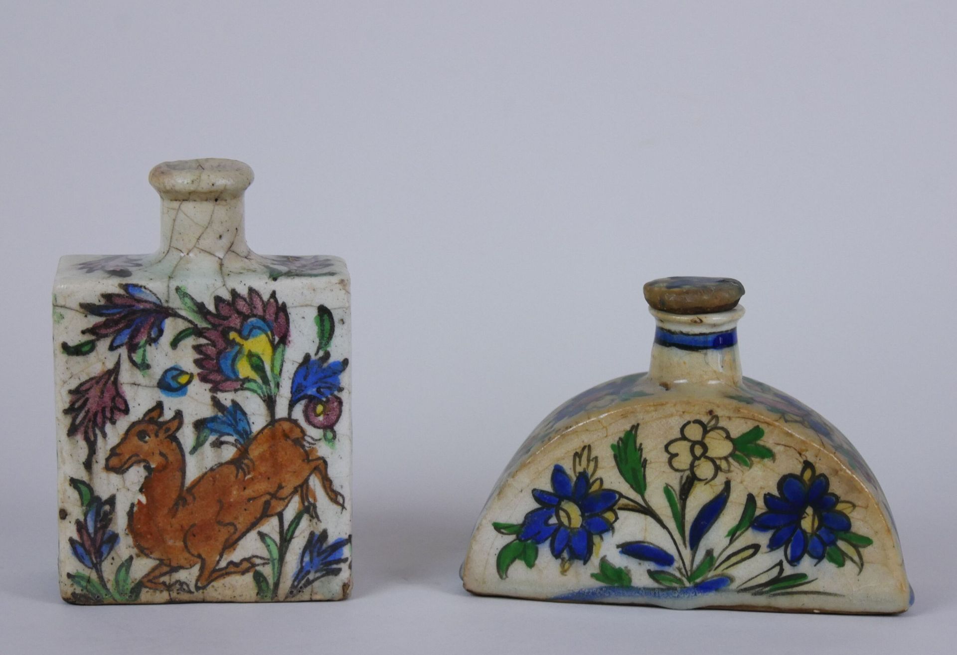 Null 两个破裂的陶瓷瓶，一个是长方形的，另一个是圆形的，白色背景上装饰着花朵和多色鸟。在IZNIK风格中工作。

尺寸：17 x 11 x 6厘米和13 x&hellip;