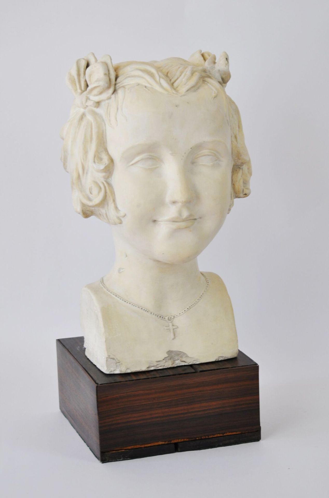 Null Escuela francesa del siglo XX 

Busto de una joven

Escultura de yeso que d&hellip;