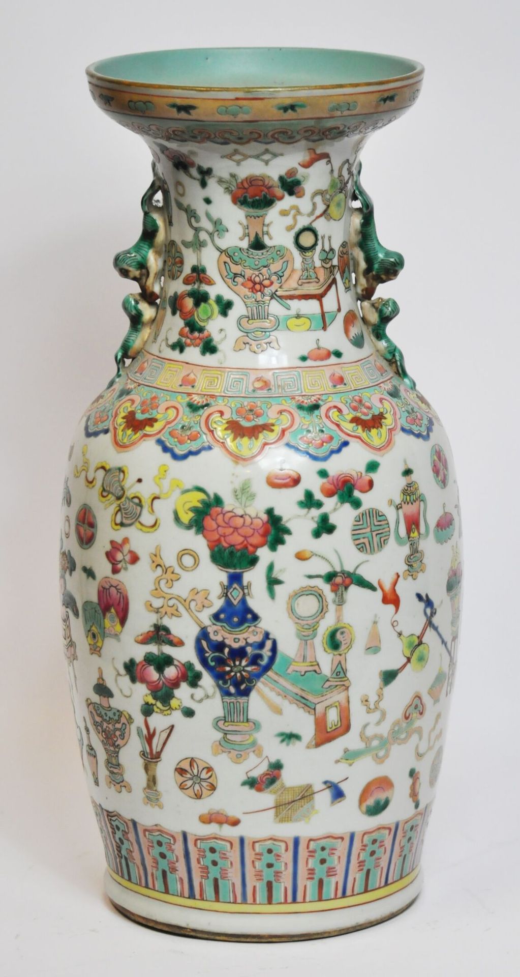 Null CHINA, Cantón:

Jarrón de porcelana balaustre con esmaltes famille rose, de&hellip;