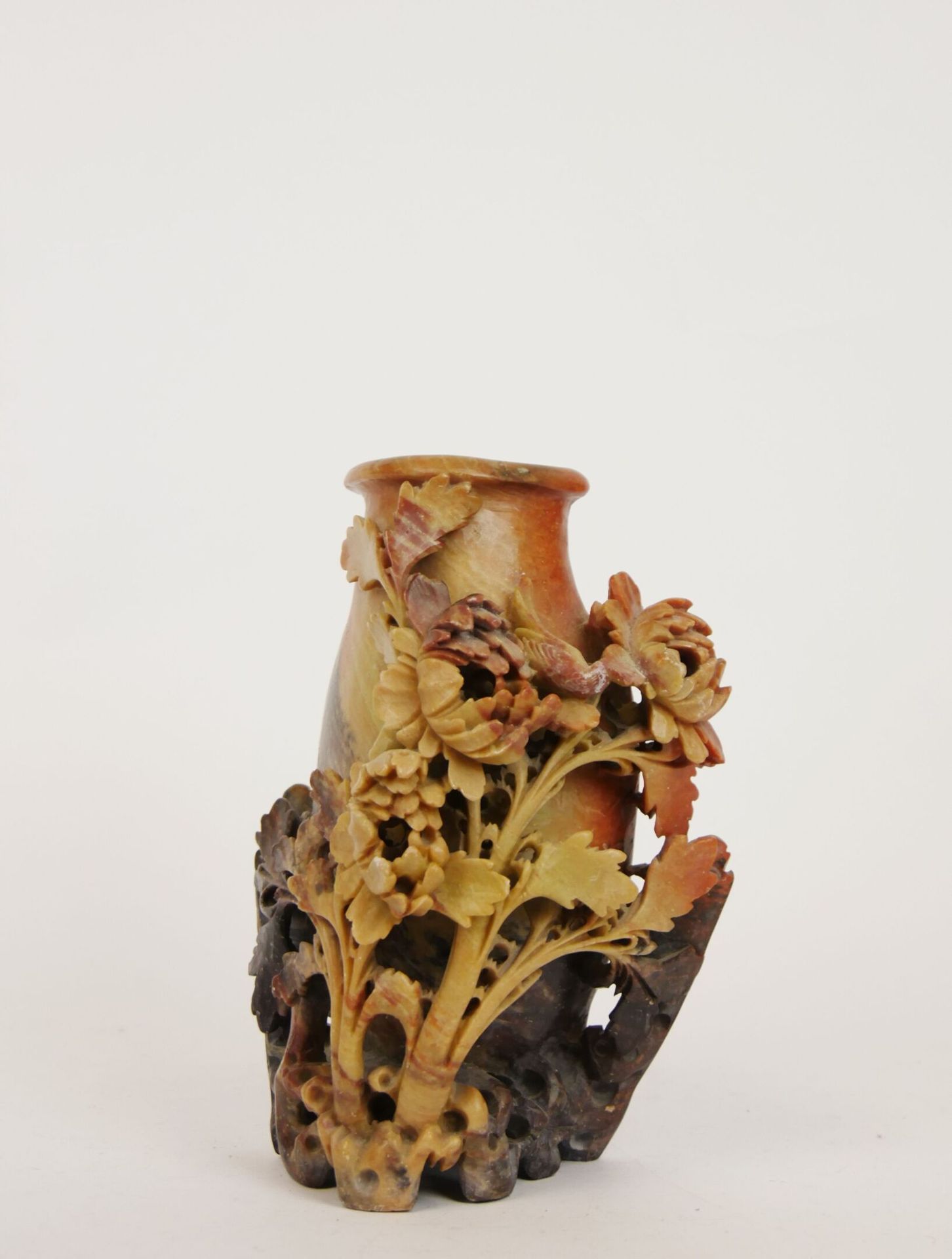 Null Vase en pierre de lard sculpté à décor de fleurs et oiseau. Travail chinois&hellip;