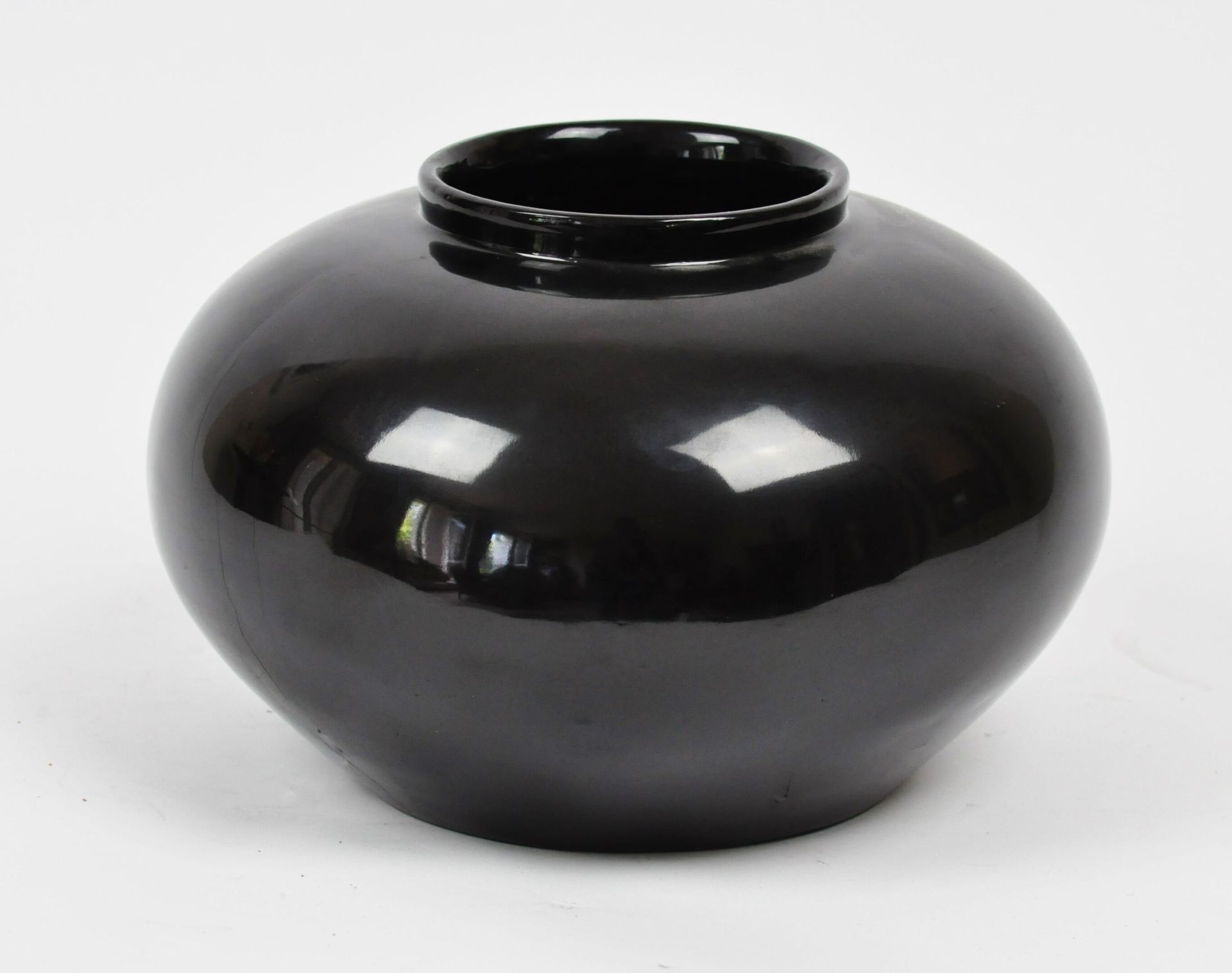 Null Vaso a sfera in legno laccato nero. Circa 1970. Presenta un segno giallo su&hellip;