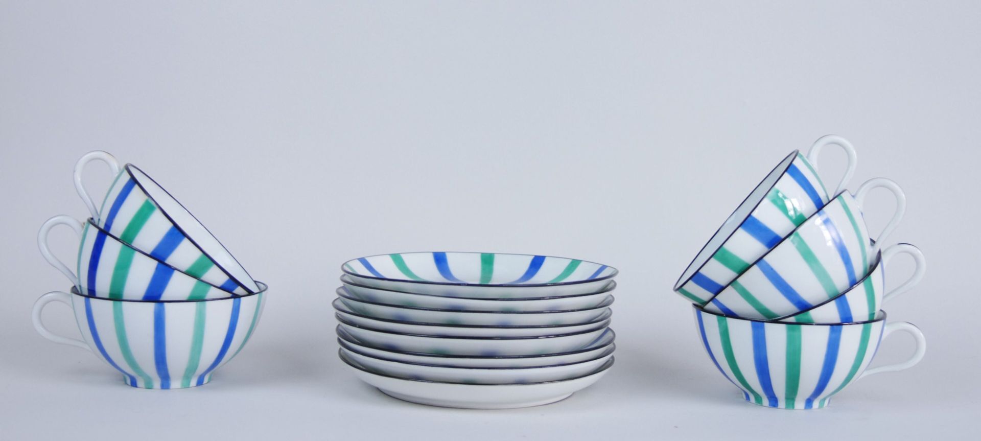 Null 法国NBD公司的LIMOGES

白瓷茶具，有绿色和蓝色条纹和黑色边框。

7杯。尺寸：5 x 10 cm

8个茶杯。直径：14.5厘米



抽签&hellip;