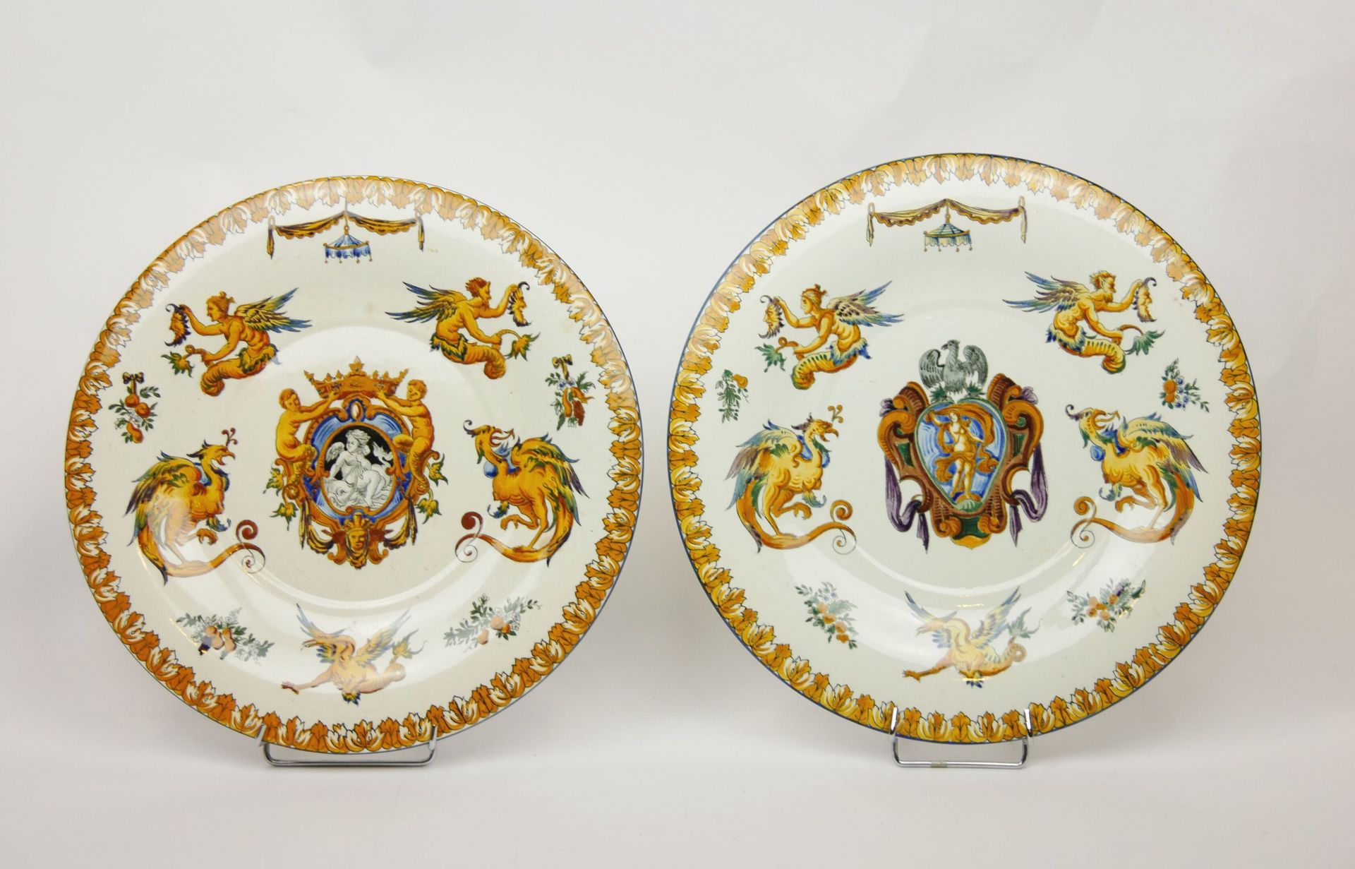 Null GIEN

两个白底文艺复兴时期装饰的大陶盘

直径：34.5厘米（可挂在墙上）。



拍卖会将于2022年6月10日（星期五）在巴黎第十五区（巴斯&hellip;