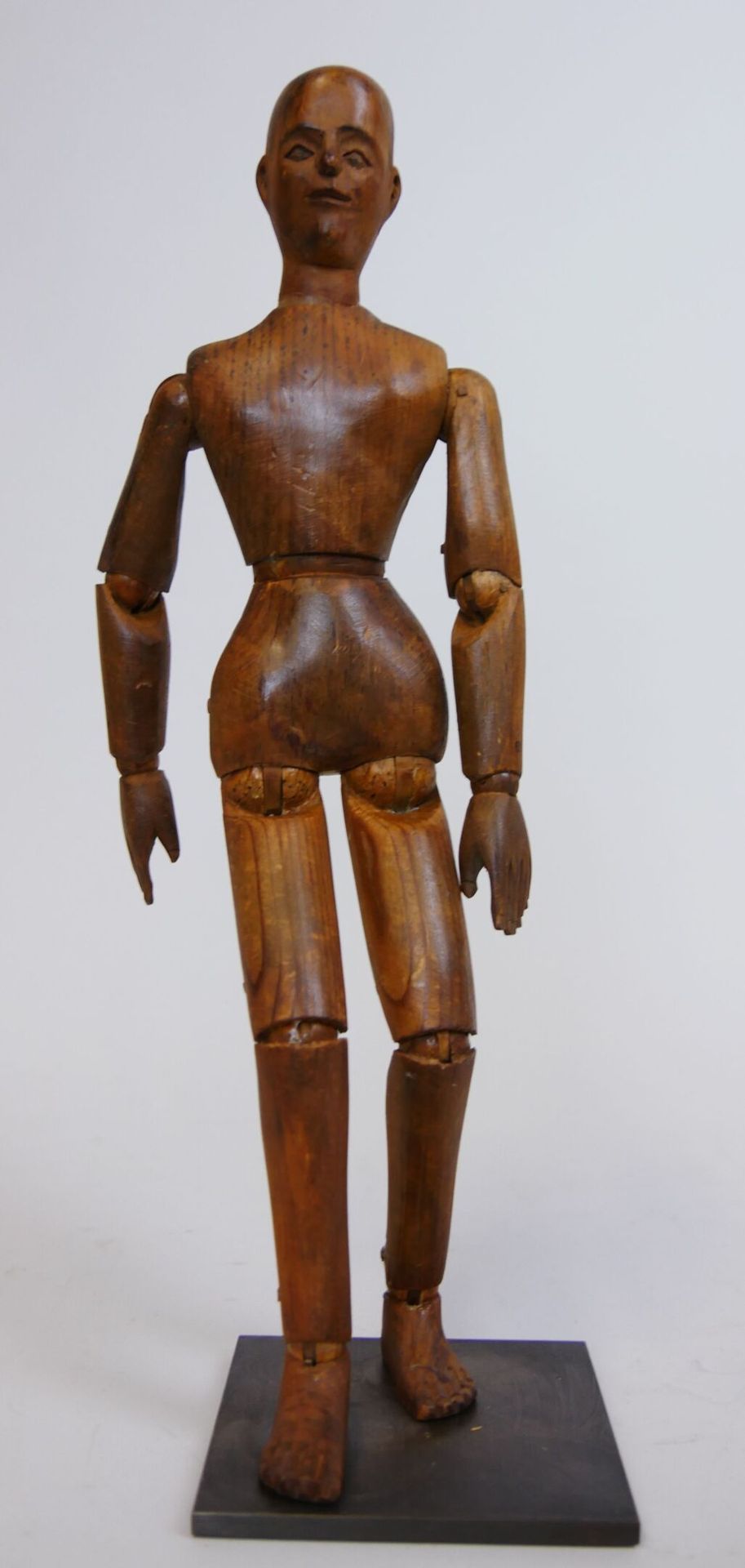 Mannequin en bois naturel articulé utilisé pour les beaux arts fixé sur une base&hellip;