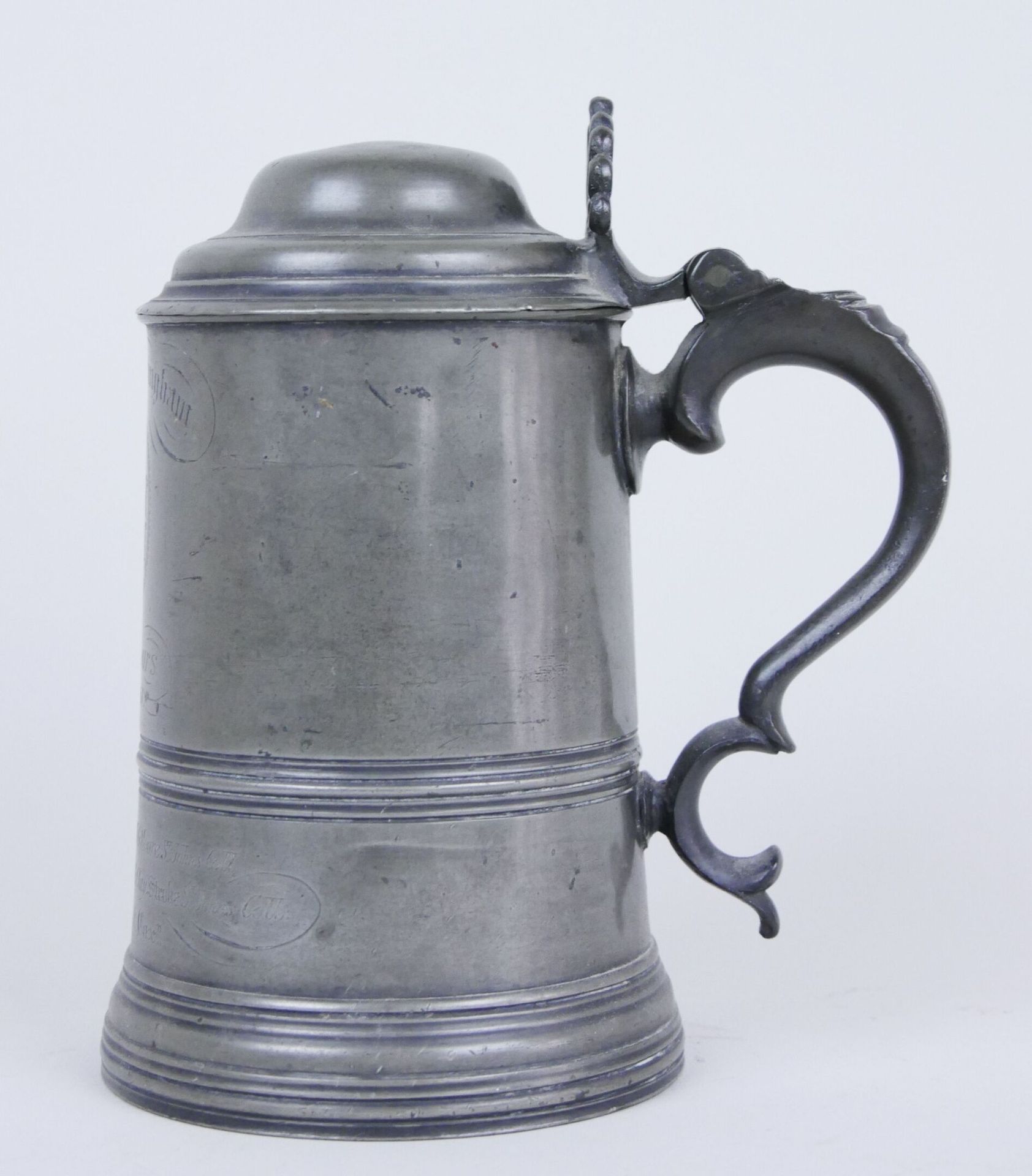 Null Pewter beer mug, the bottom in glass, dated " Nov 12 - 1861 ".

English wor&hellip;