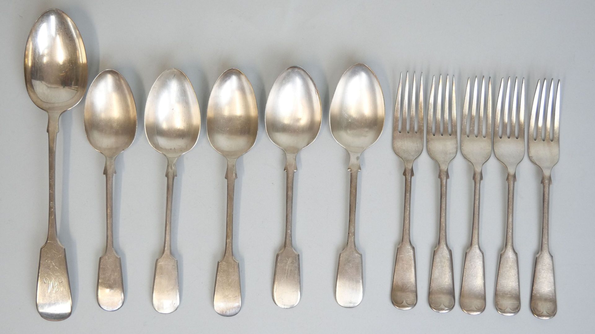 Null Partie de ménagère en métal argenté anglais comprenant : 

- 5 fourchettes
&hellip;