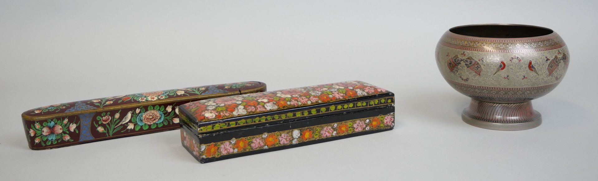 Null 地段包括 :

- 一个煮熟的纸板笔盒，上面有多色的装饰，代表花架上的鸟。可能是伊朗的卡德加风格的作品。尺寸：4 x 26 x 4厘米。

- 一个长&hellip;