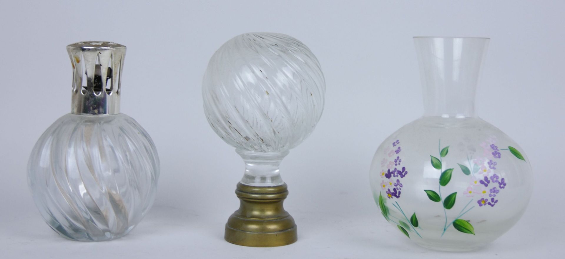Null 很多小饰品，包括:

一个玻璃和金属的楼梯球。尺寸：17 x 8.5厘米

一个镀金的金属烛台，轴上有栏杆。高度：26厘米

BERGER，模制玻璃香&hellip;