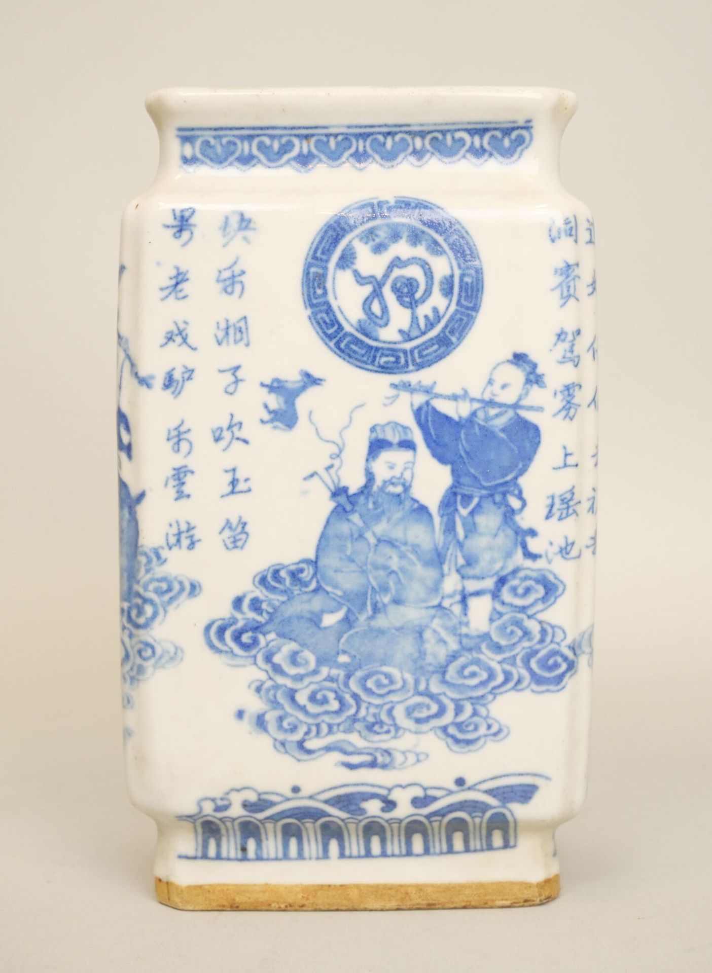 Null CHINE

Vase en porcelaine de forme rectangulaire à décor blanc bleu de pers&hellip;
