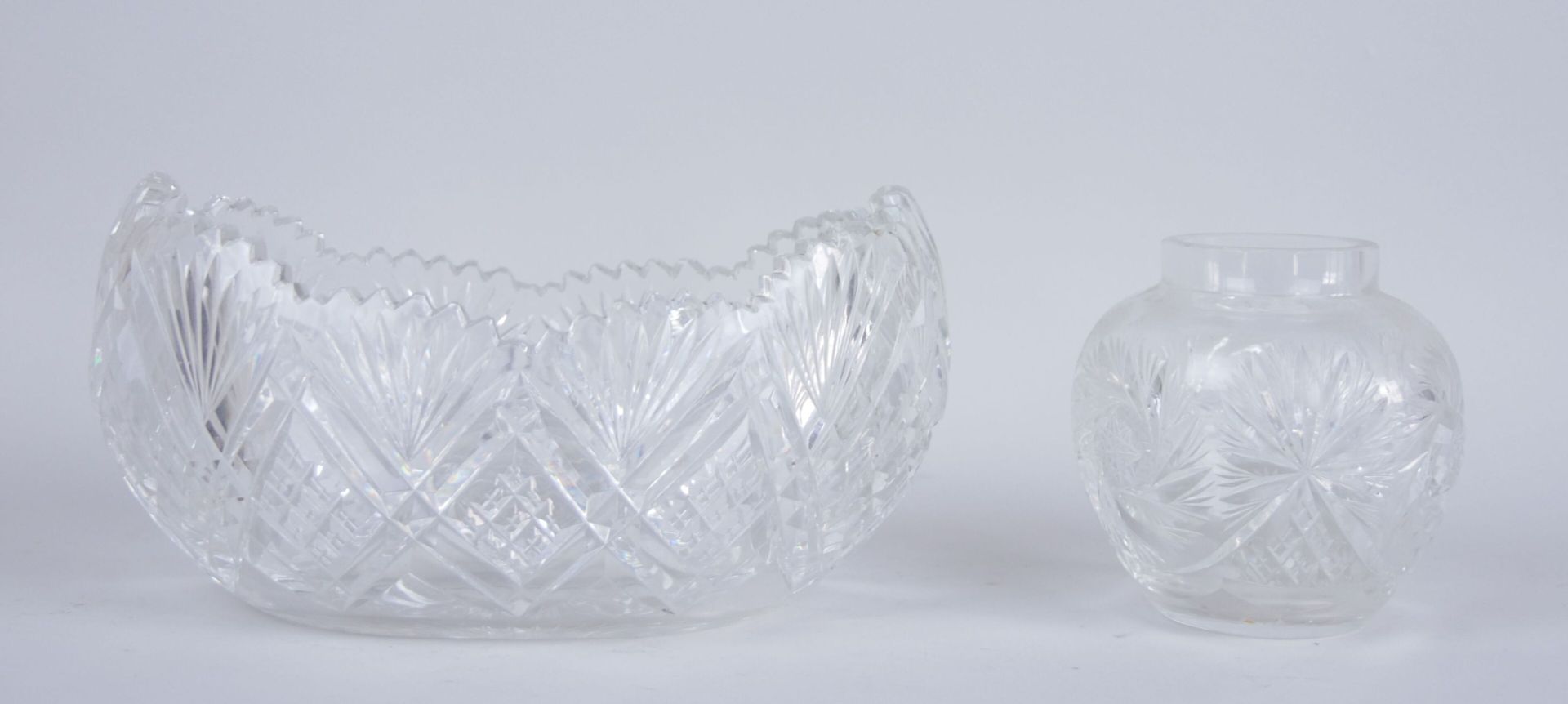 Null 一批玻璃器皿包括:

两个玻璃沙拉碗，刻有花的装饰，边缘移动。尺寸：8 x 23厘米和7 x 20厘米

一个有格子设计的切割水晶碗。尺寸：12 x &hellip;