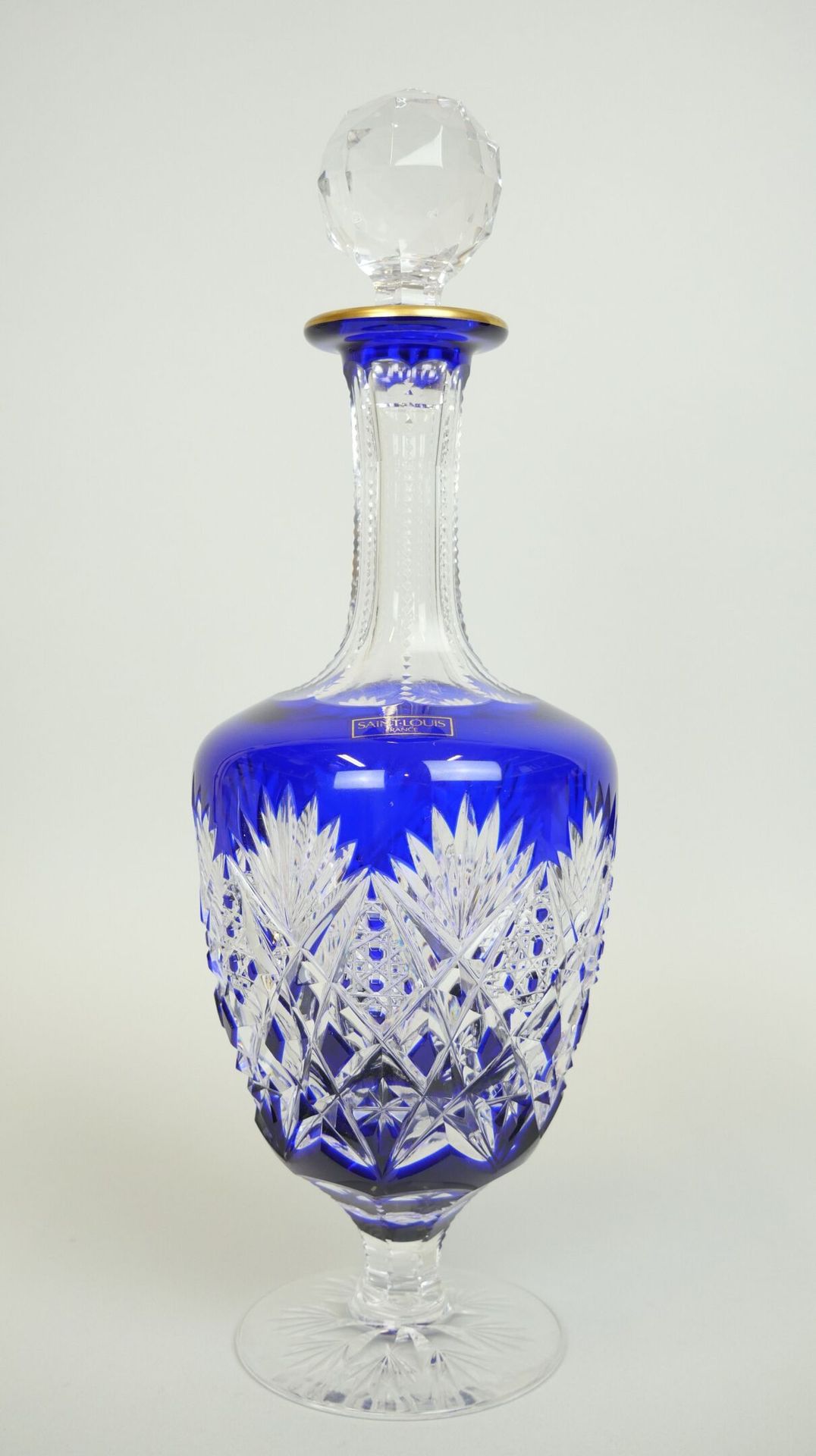Null SAINT LOUIS France

Carafe à vin en cristal taillé et teinté bleu modèle "C&hellip;