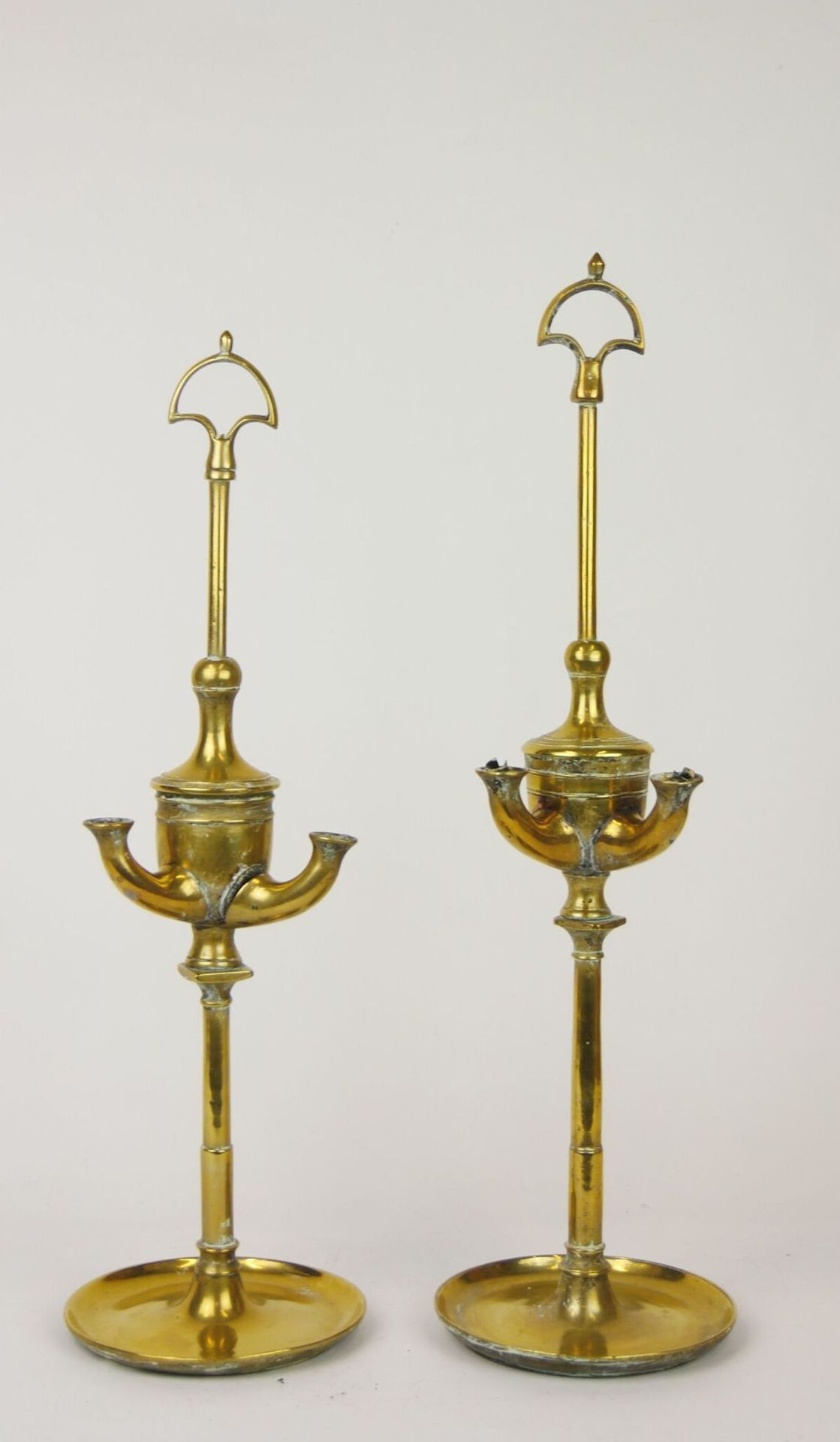 Null Deux lampes à huile italienne en bronze doré, à hauteur réglable, reposant &hellip;