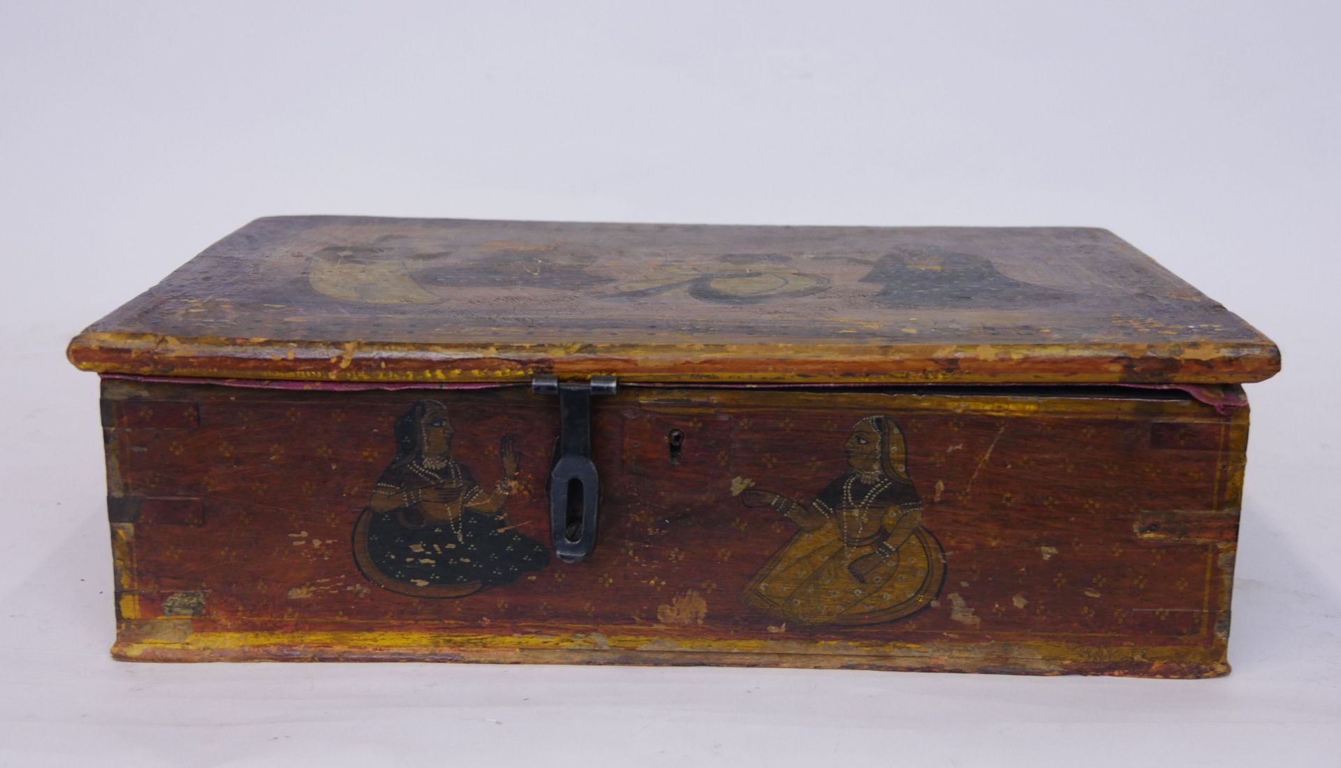 Null Small Indian box in lacquered wood and painted in polychrome, the hinge in &hellip;