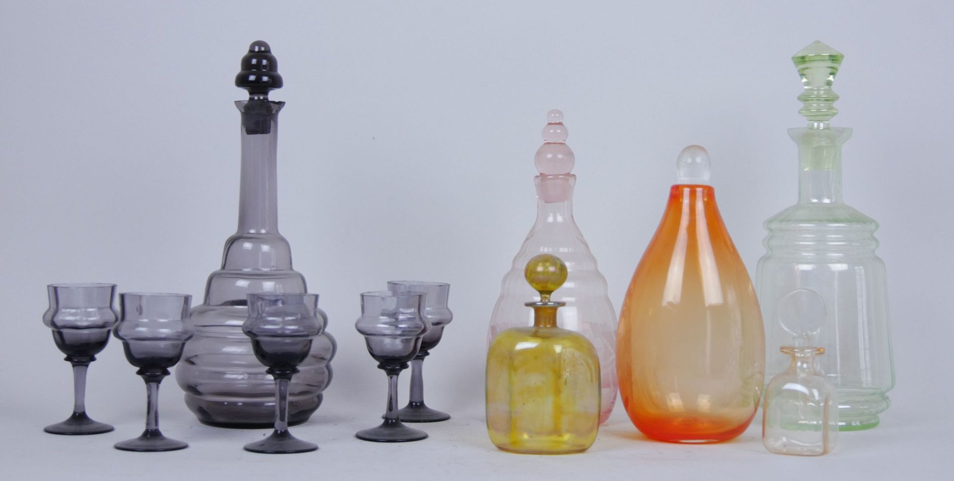 Null 玻璃器皿套装包括 :

一套利口酒和它的淡紫色玻璃瓶子

附有5个不同大小和颜色的瓶子。

最高瓶子的高度：25厘米



拍卖会将于2022年6月1&hellip;