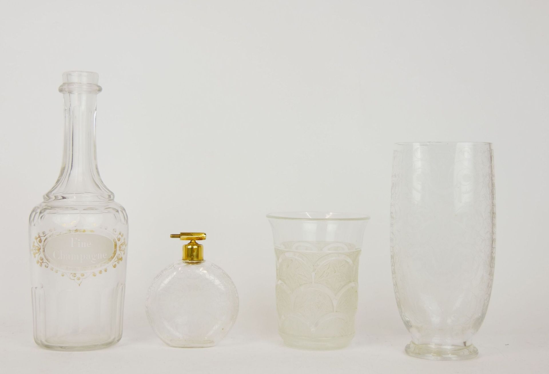 BACCARAT France 
Vase à panse méplate sur talon en cristal gravé à décor de rinc&hellip;