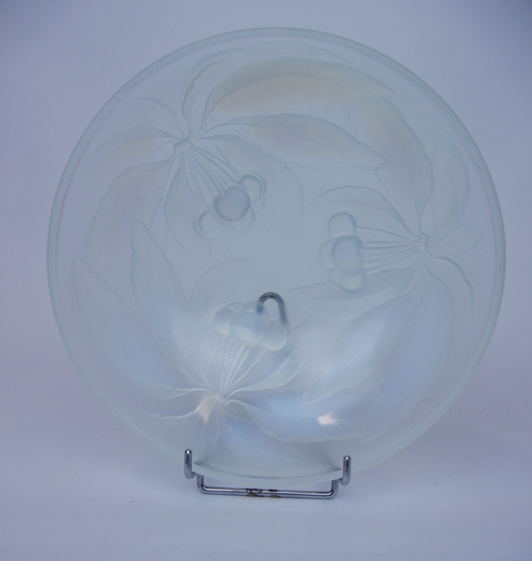 Null G.VALLON

模制和压制的乳白色玻璃圆杯，上面装饰着樱花树枝 - Art-Deco时期。

高度：7厘米 - 直径：23.5厘米



拍卖会将&hellip;