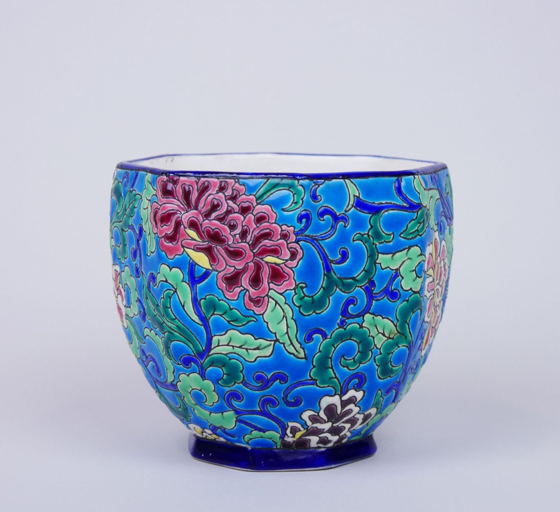 Null 法国龙威公司

八角形的多色珐琅彩陶器壶托，装饰着绿松石蓝色背景上的花朵。底下有印章。

尺寸：15 x 13 cm

(状况良好)



抽签将于2&hellip;