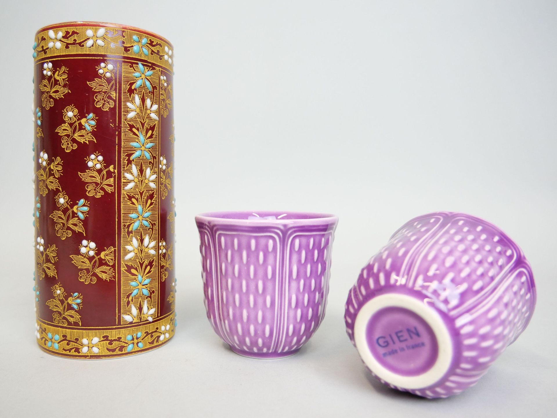 Null 一批瓷器包括:

- GOUMOT LABESSE in LIMOGES 瓷器 法国制造

一套10个白瓷杯和碟子，装饰有橙色猎人的浮雕。

杯子的尺&hellip;