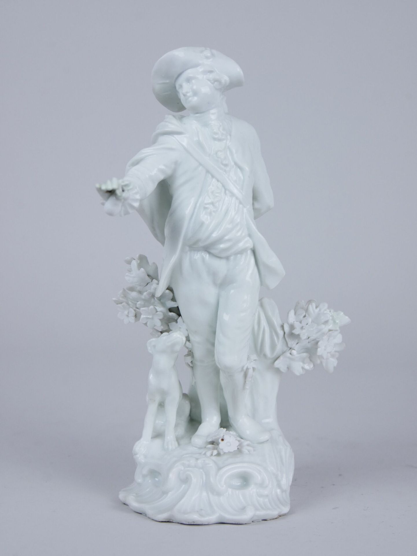 Null SAXE : 

Statuette en porcelaine blanche émaillée représentant un homme de &hellip;