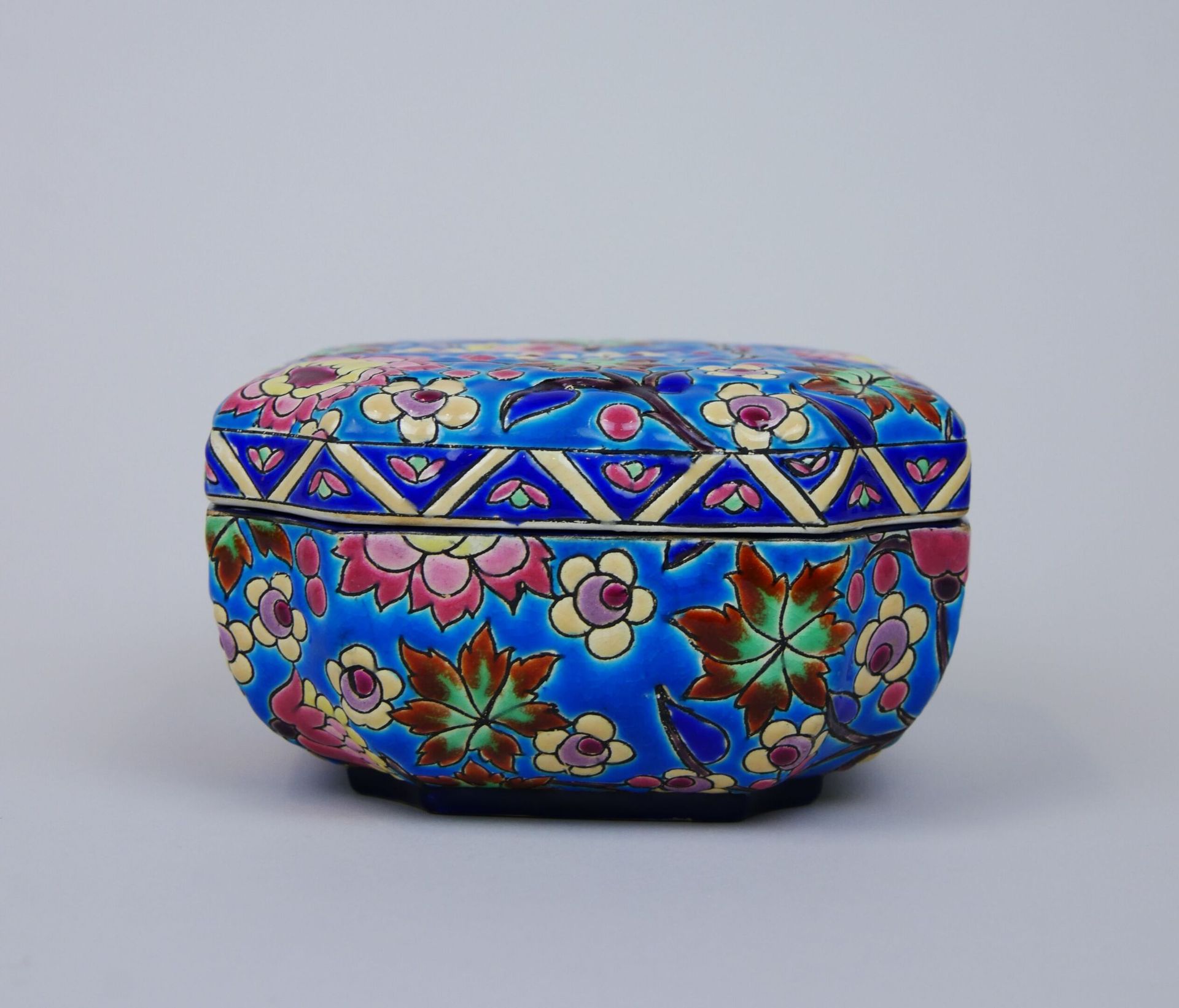Null 法国龙威公司

八角形有盖陶器盒，绿松石蓝背景上有多色珐琅装饰的花朵和叶子，内部有裂纹。底下有印章。

尺寸：9 x 14 x 14厘米

(状况良好&hellip;
