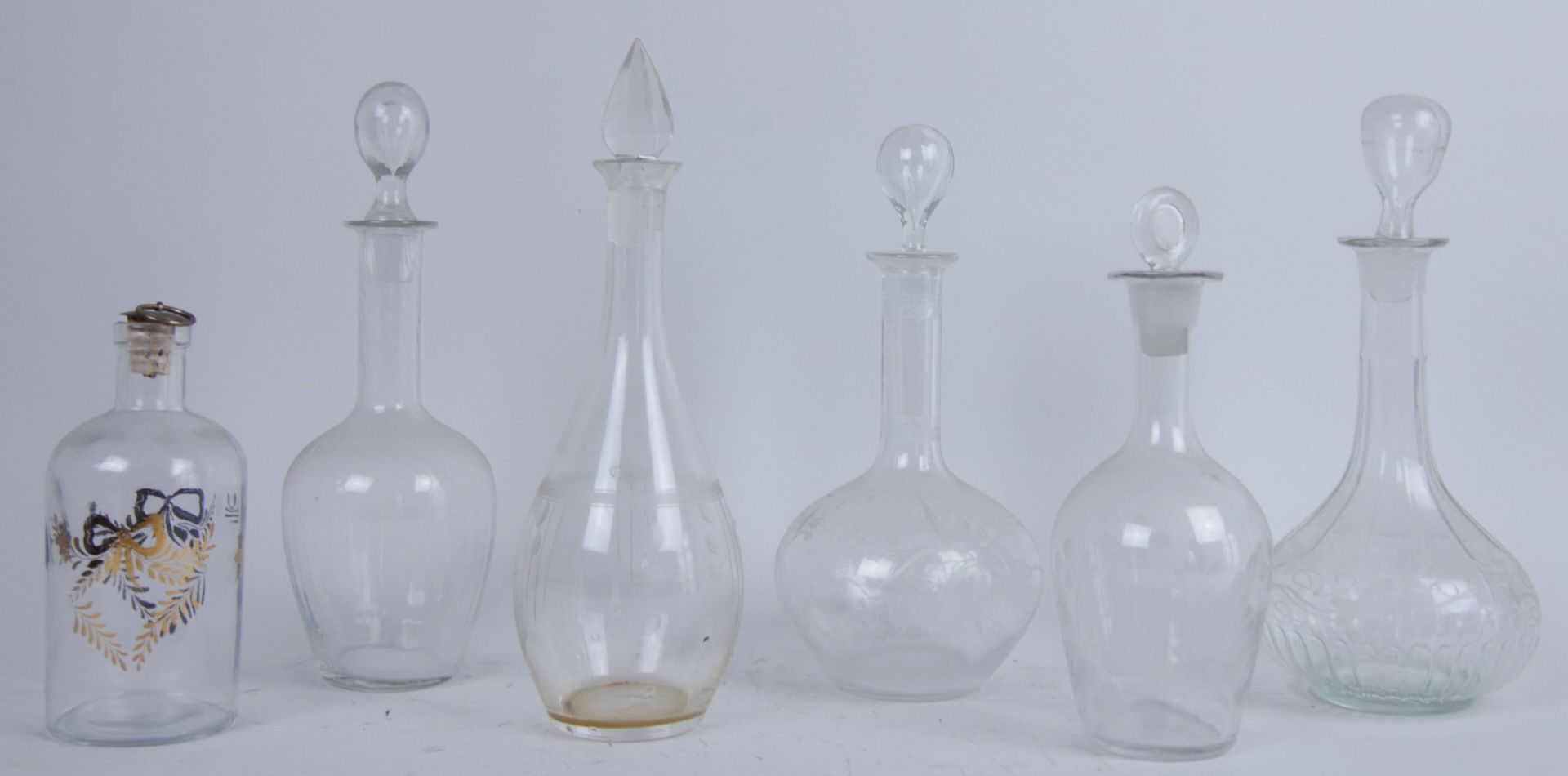 Null Set di 6 bottiglie in vetro con decorazione incisa di fiori o motivi geomet&hellip;