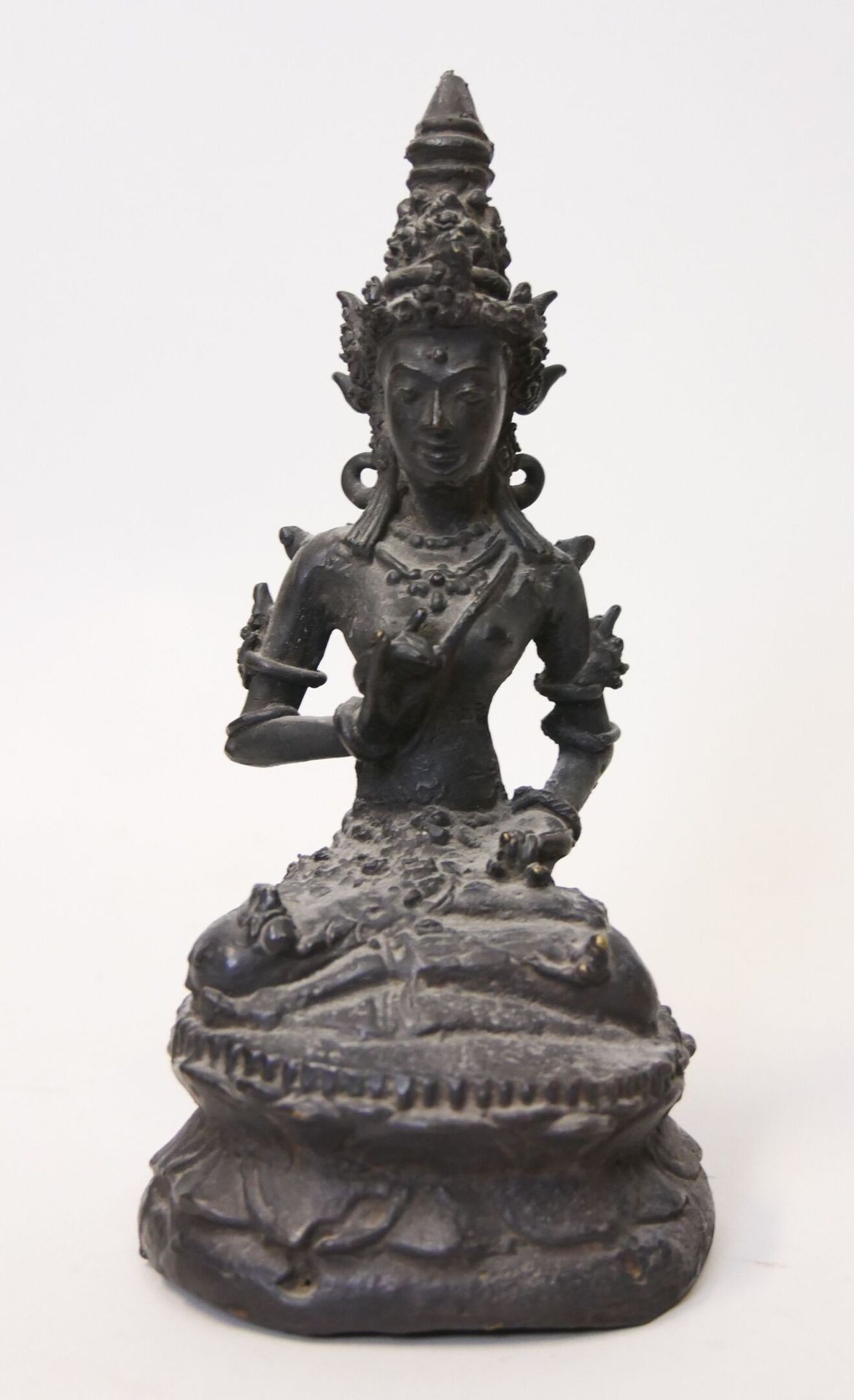 Null Bouddha en posture Abhaya Mûdra en bronze à patine brune reposant sur un so&hellip;