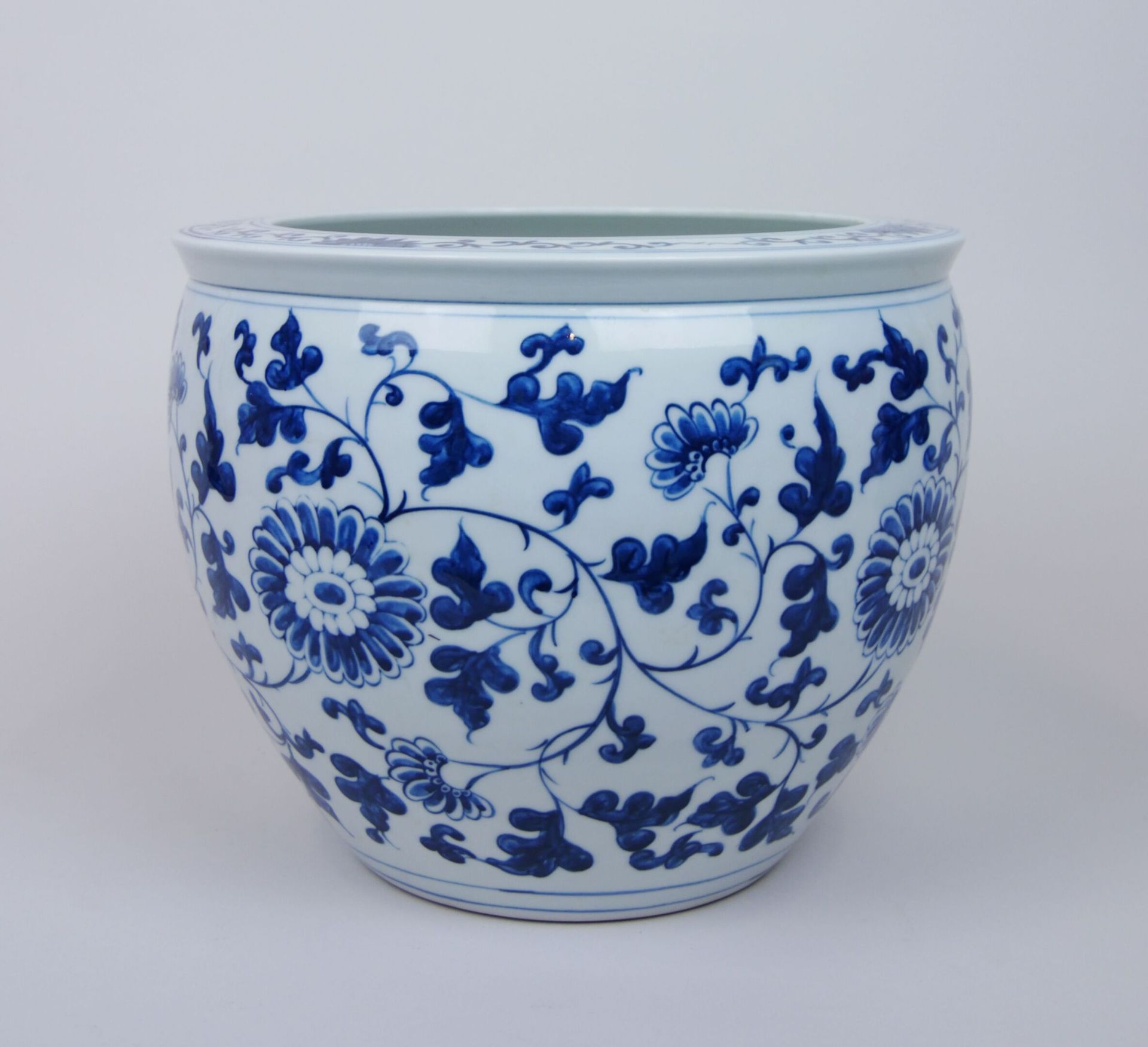 Null 中国

一件白蓝色的瓷质贮藏罐，上面装饰着鲜花、菊花和树枝。在底座下做标记。现代工作

尺寸：23 x 29 cm

(裂缝)



抽签将于2022&hellip;