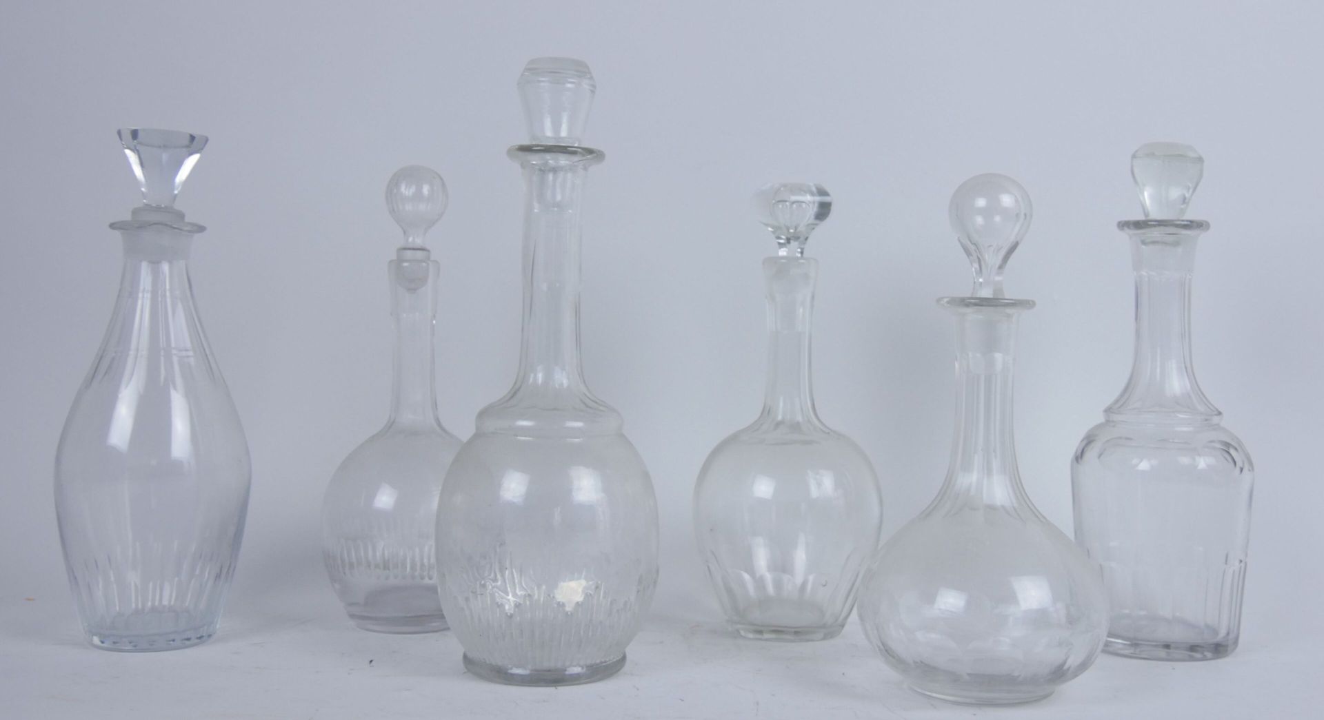 Lot de 8 flacons en verre moulé à décor facetté ou godronné, de formes différent&hellip;