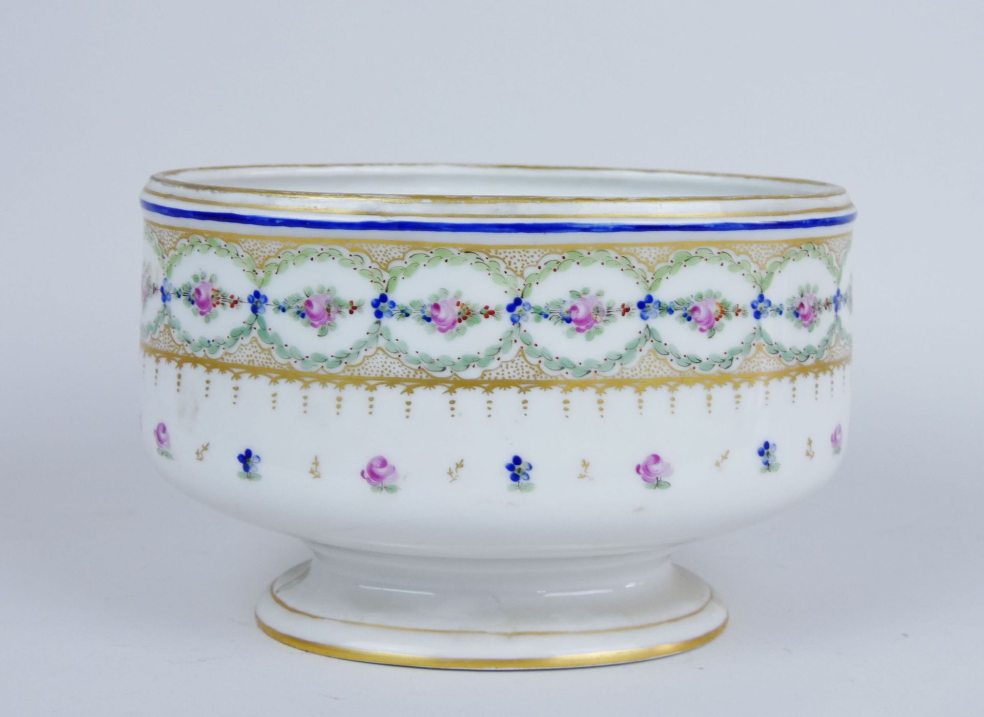 Null Small jardinière or glass cooler in white porcelain with painted decoration&hellip;