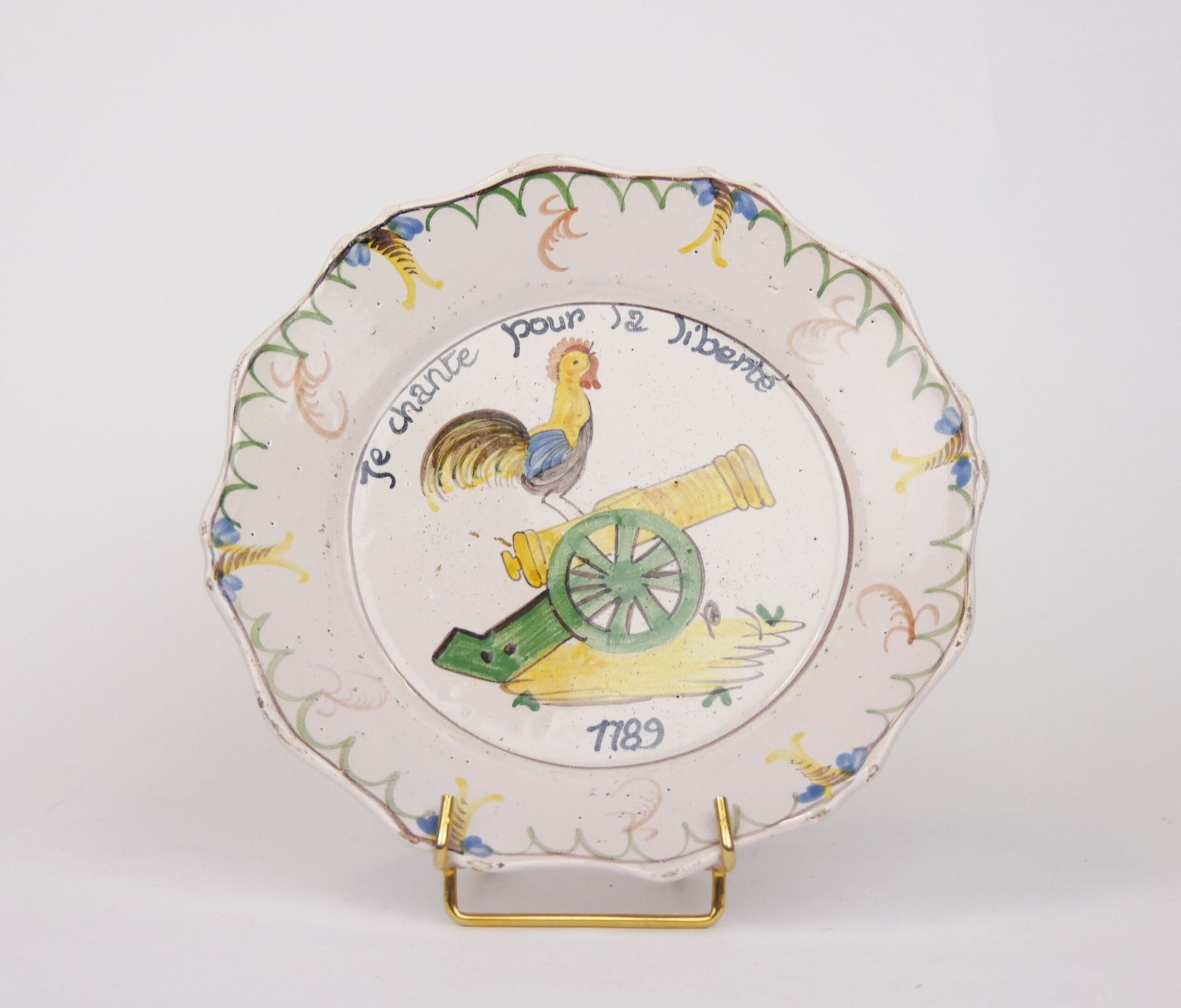 Null ǞǞǞ

扇形翼的陶盘，白底上有多色革命装饰的公鸡骑枪。盆上刻有 "Je chante pour la liberté - 1789 "字样。

19&hellip;