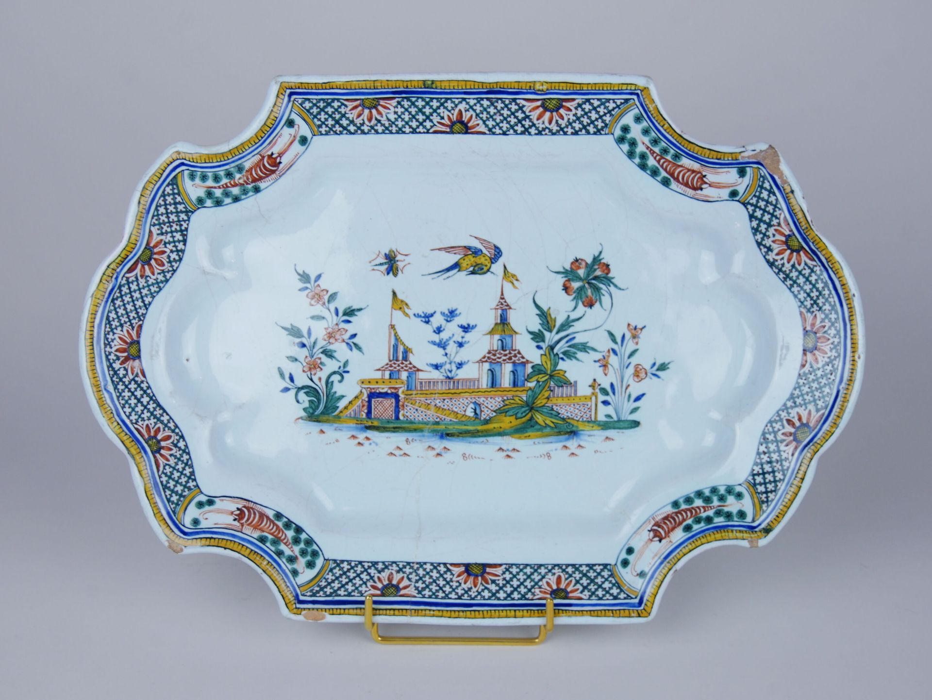 Null ROUEN:

陶器盘，有多色装饰的宝塔。

Guillibaud的工作室。

18世纪时期。

(有缺口，破损，重新粘在一起)。

40 x 30厘&hellip;