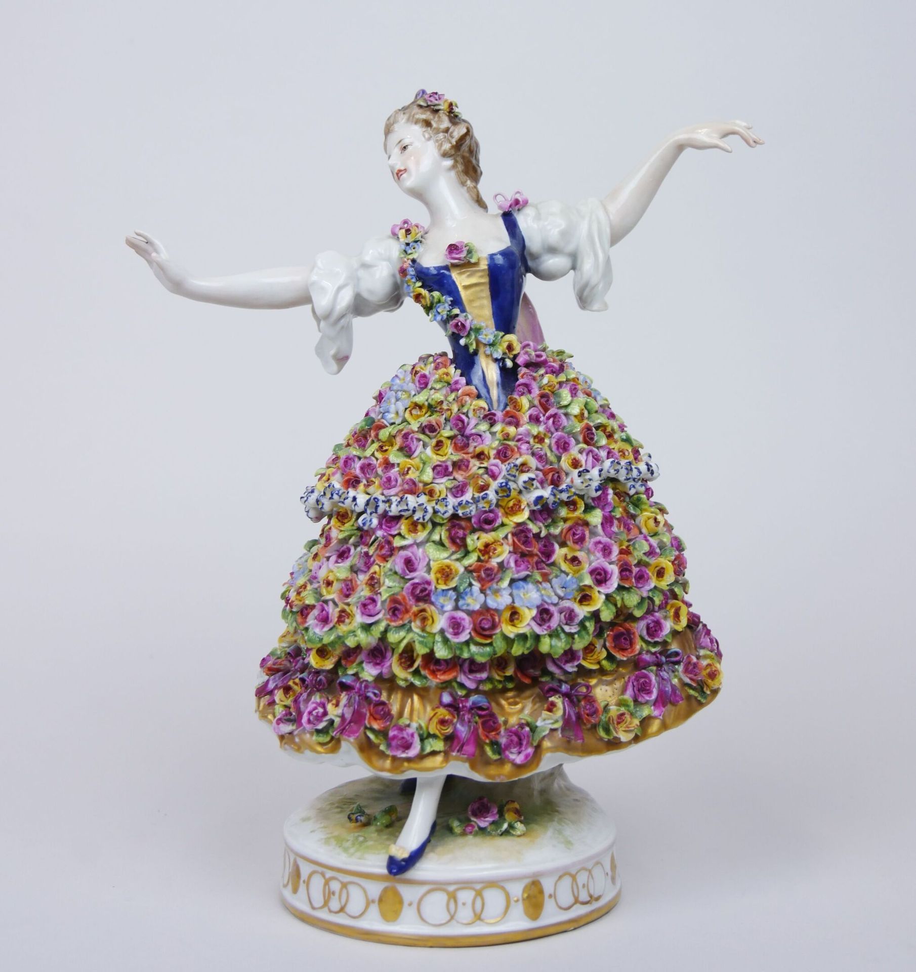 Null Bailarina de porcelana de Sajonia sobre una base circular, el vestido total&hellip;