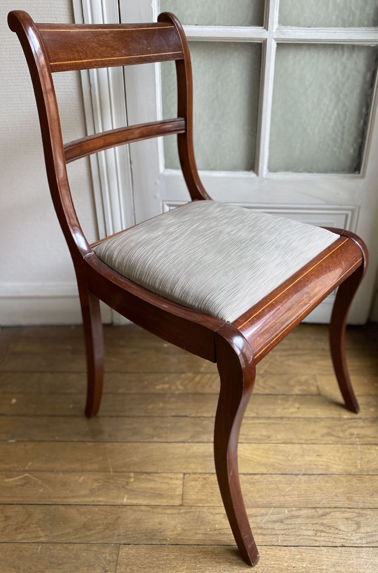 Null 一套5把桃花心木餐椅，略微卷曲的巴雷特椅背，下面有浅色的木片。前腿是拱形的，后腿是马刀形。现代工作。

尺寸：84 x 41 x 43厘米

(一些弱&hellip;