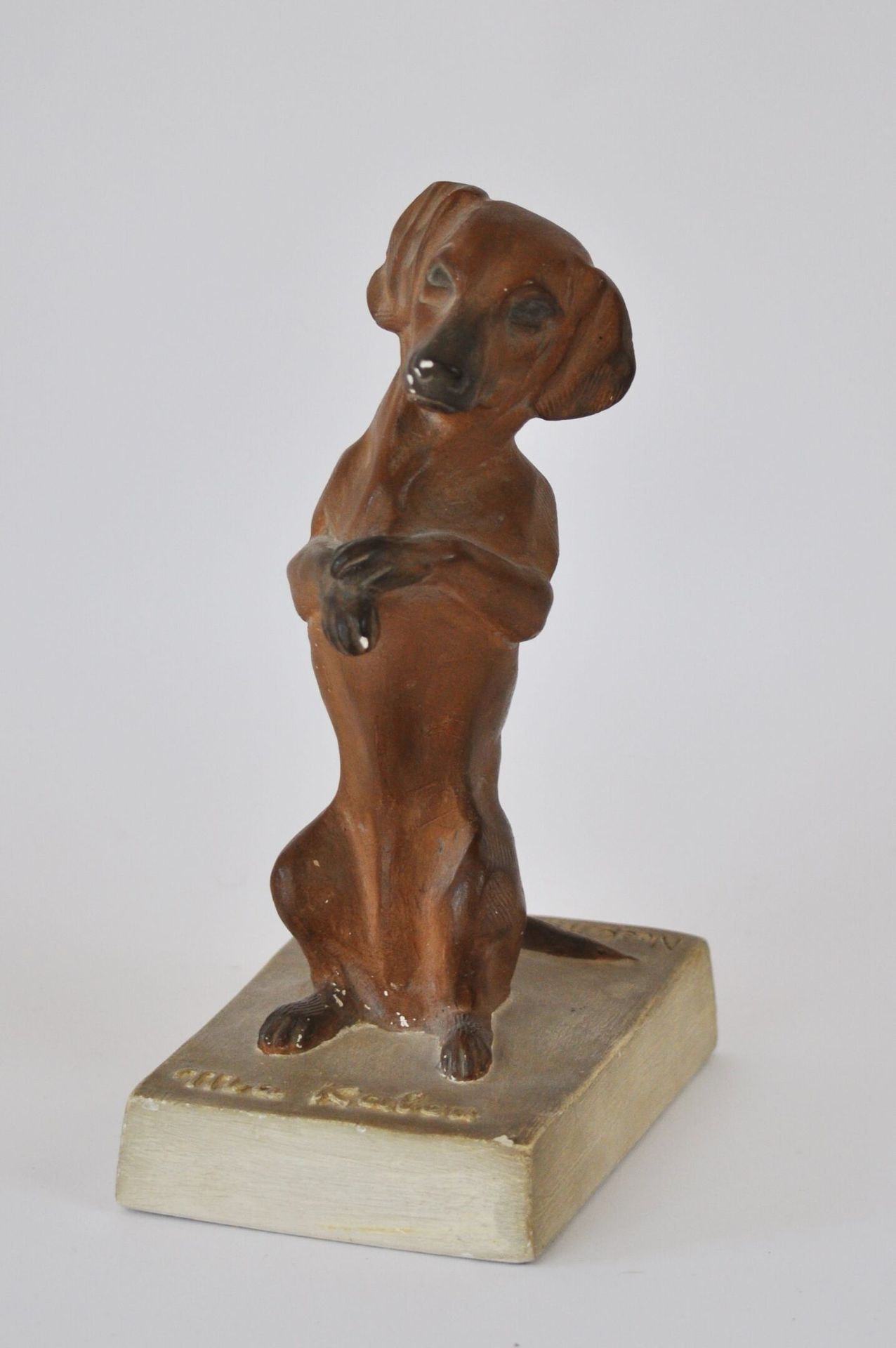 Null 20世纪的法国学校

"Ma Kalou，腊肠犬

石膏雕塑放置在一个异国情调的木头方形底座上。签名：L.Canard，日期：Noel 45。(小事故&hellip;