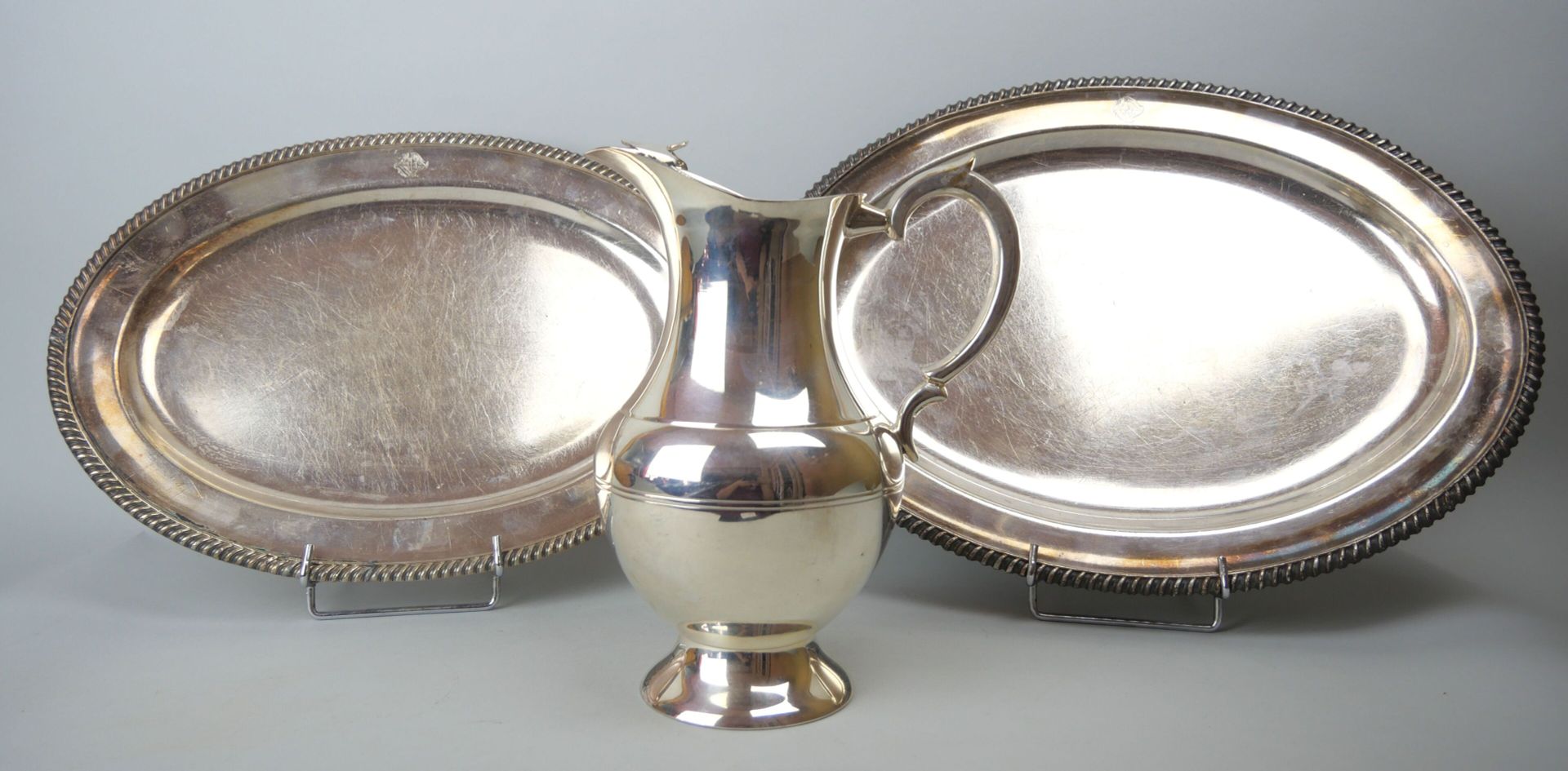 Null Lot en métal argenté comprenant : 

2 plateaux de forme ovale à décor de fr&hellip;