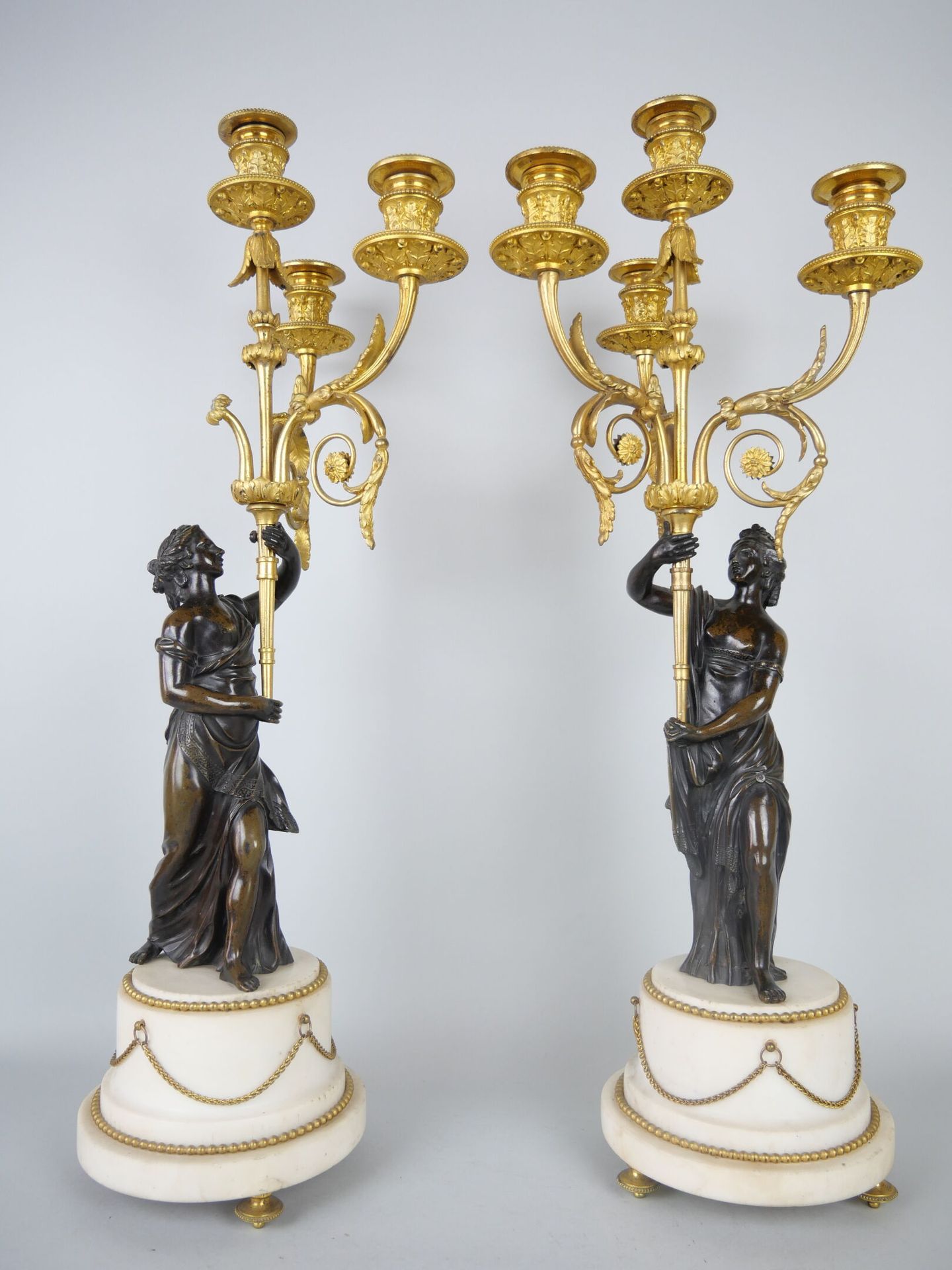 Null Paire de grands candélabres à quatre bras de lumière en marbre blanc, bronz&hellip;