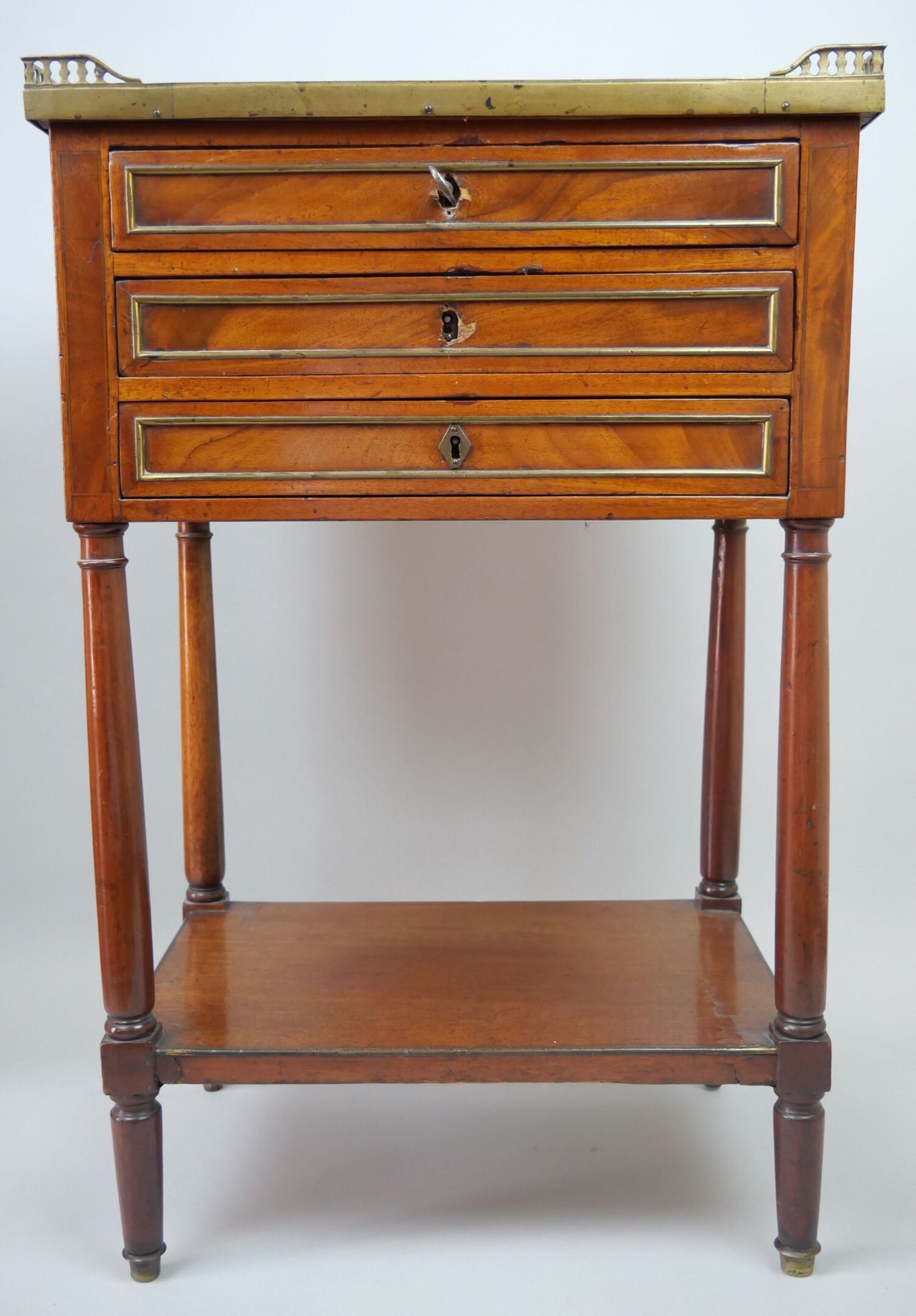 Null Small chiffonier table in mahogany veneer underlined by copper rods, openin&hellip;