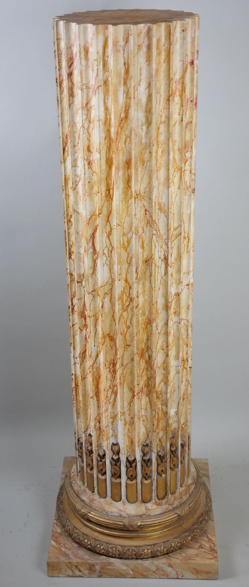 Null 一个截断的柱子形式的着色木马鞍。雕刻和镀金的木质底座。

路易十六风格，1900年后。

高：124.5厘米 - 直径：28.5厘米。



专家：M&hellip;