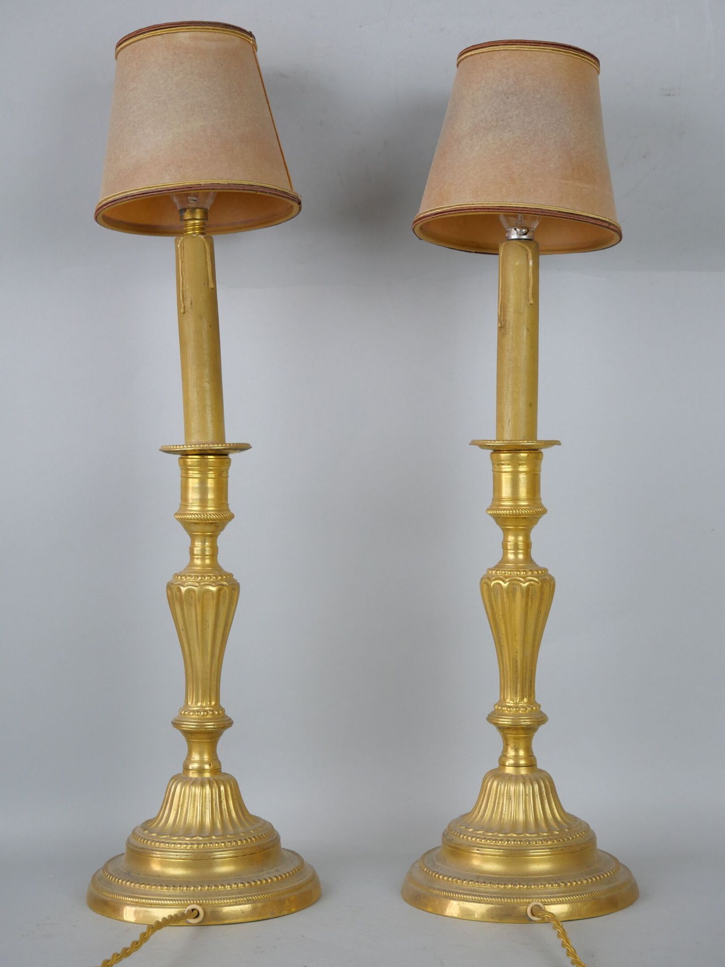 Null Paire de flambeaux en bronze doré.

Style Louis XVI, époque XIXe siècle.

(&hellip;