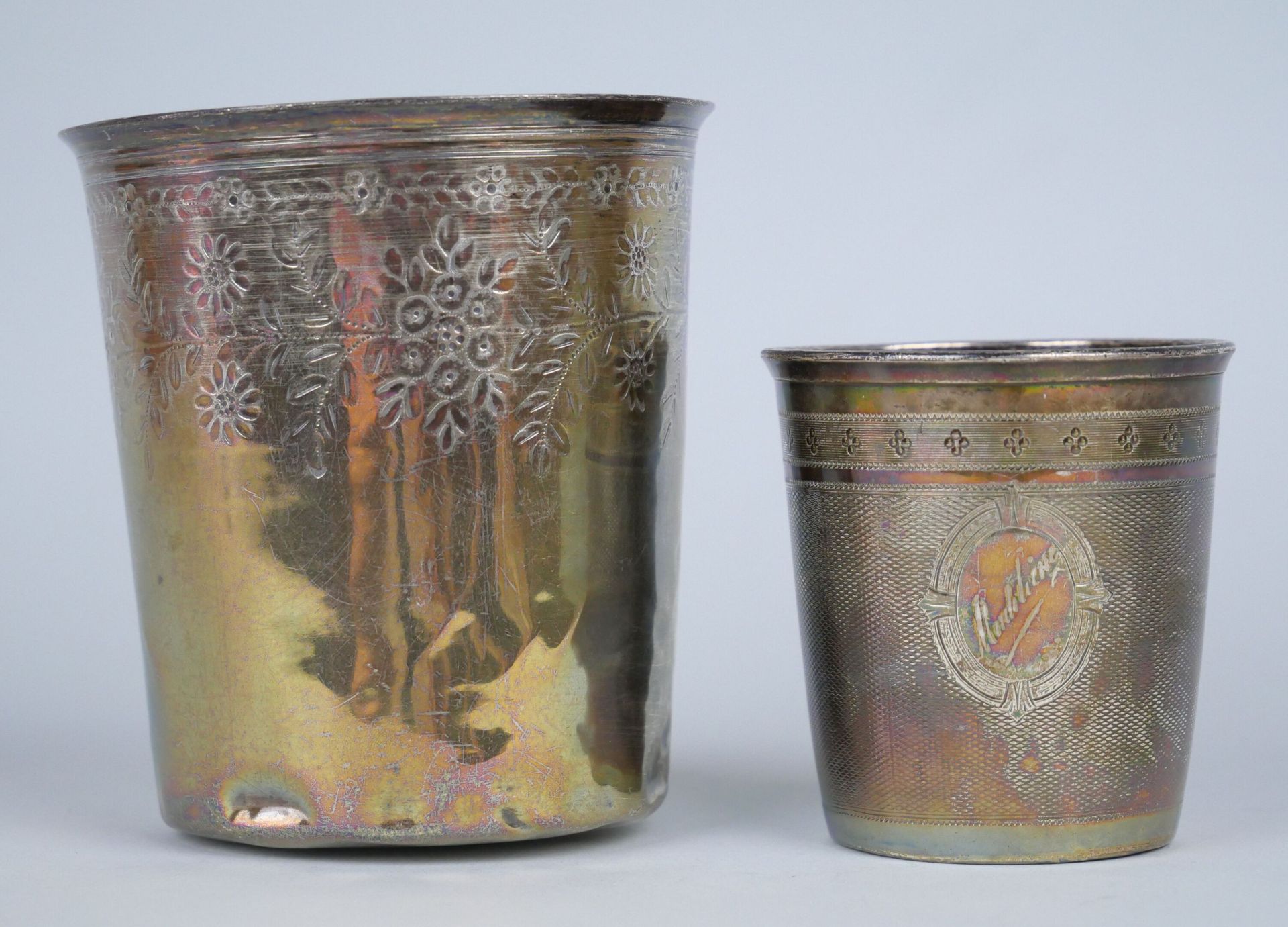Null Un lote de plata (950/1000), compuesto por :

Un vaso recto con flores grab&hellip;