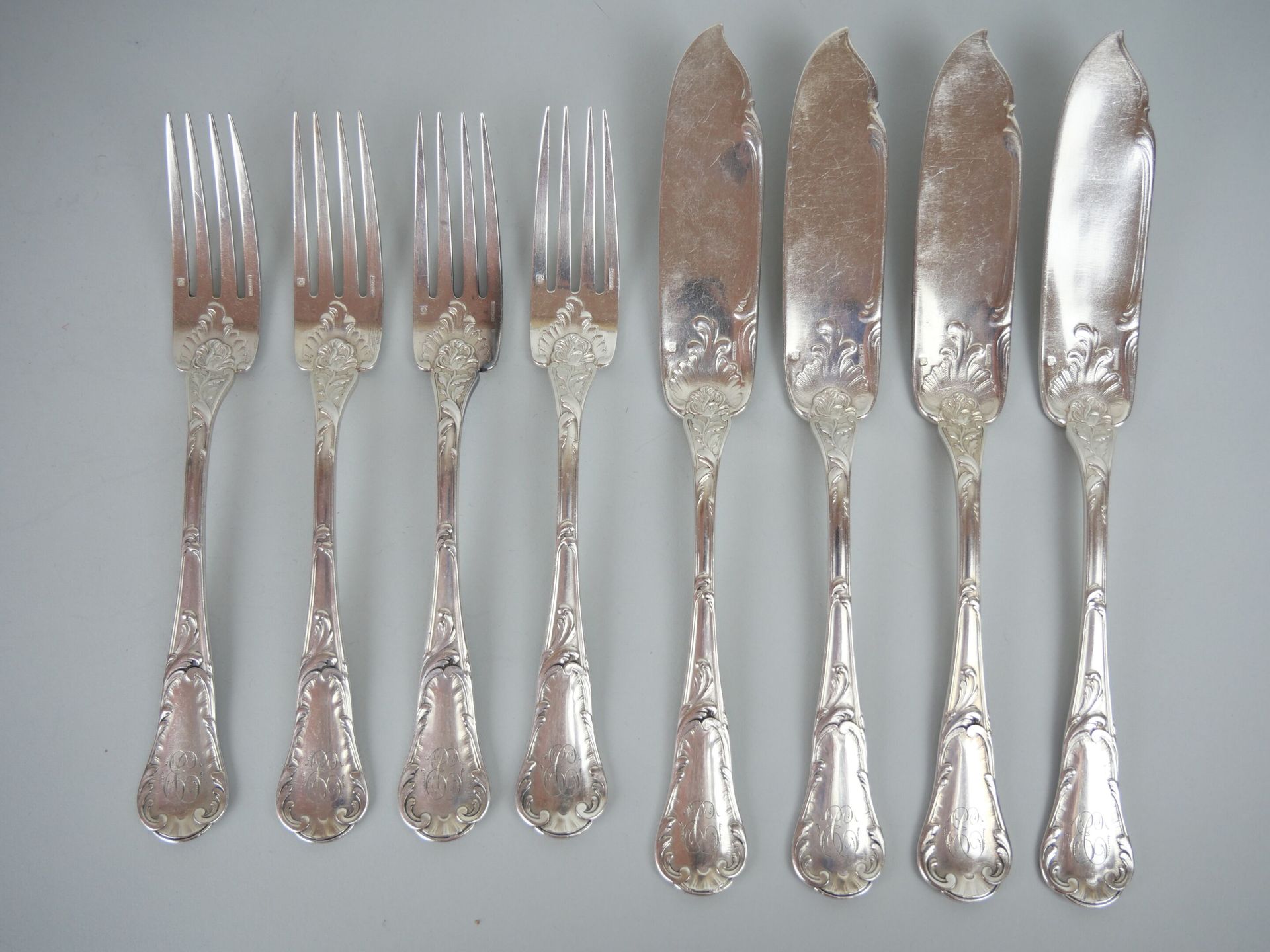 Null 姬斯多福（CHRISTOFLE）

12件镀银餐具，用于招待带叶子和贝壳的鱼。有 "EC "字样。

刀的长度：22厘米

叉子的长度：18.5厘米
&hellip;