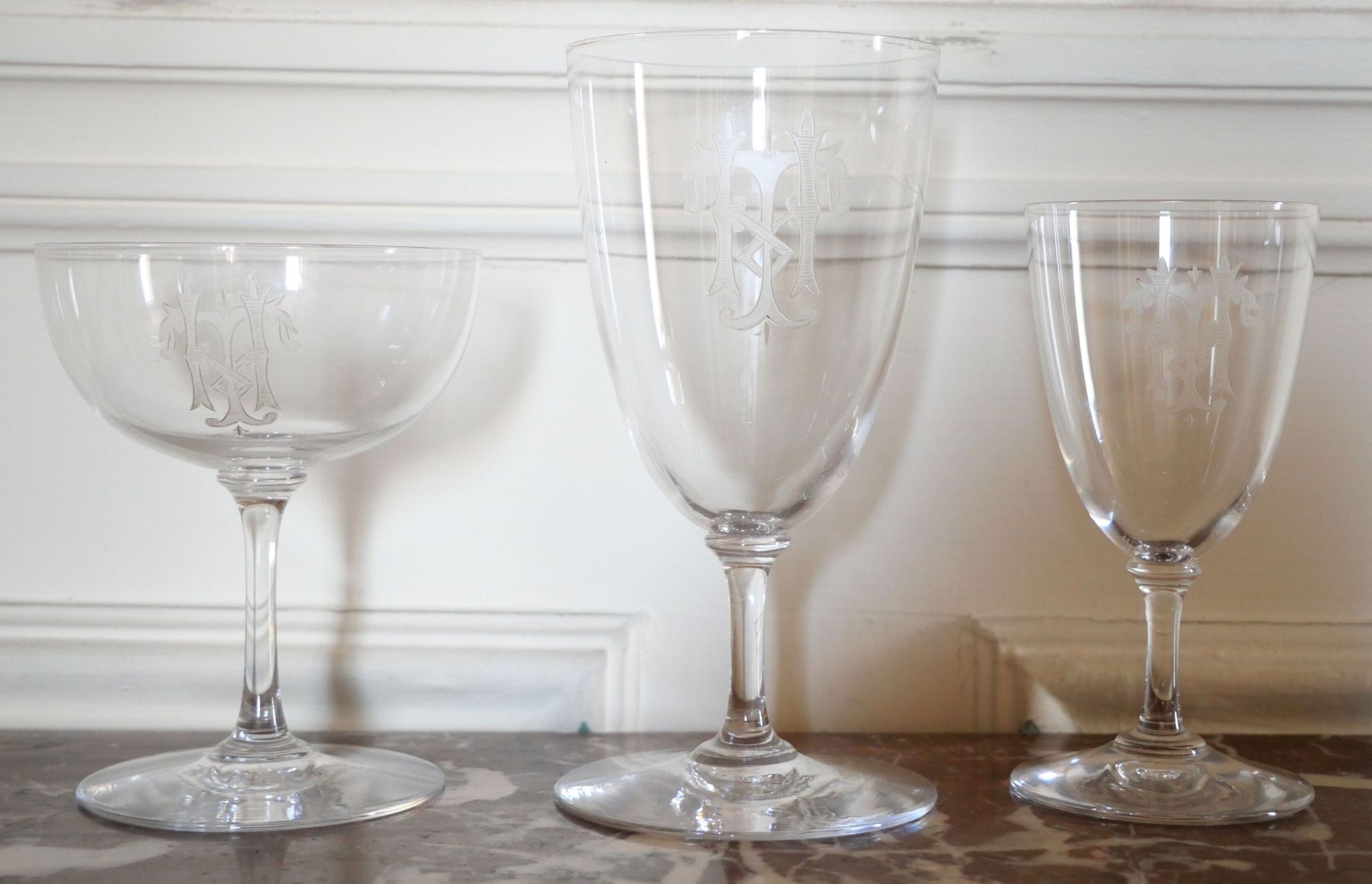 Null 错落有致的水晶杯服务的一部分，其中一些杯子上刻有字母装饰。

- 4个水杯。高度：15厘米

- 6个酒杯。高度：12厘米

- 4个香槟酒杯。高度：&hellip;