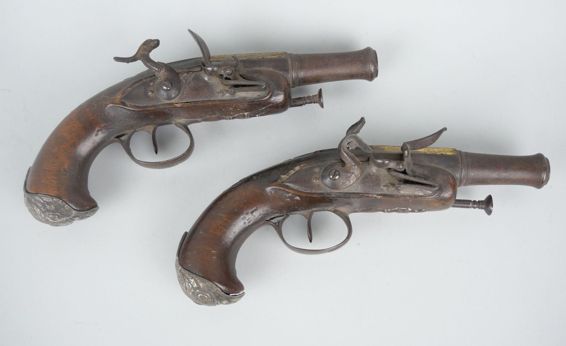 Null 一对胡桃木的小型燧发枪，部分镀金钢和镀银金属。

18世纪时期。

长：19厘米。



专家：MB艺术专家--摩根-布莱斯

06 78 62 87&hellip;