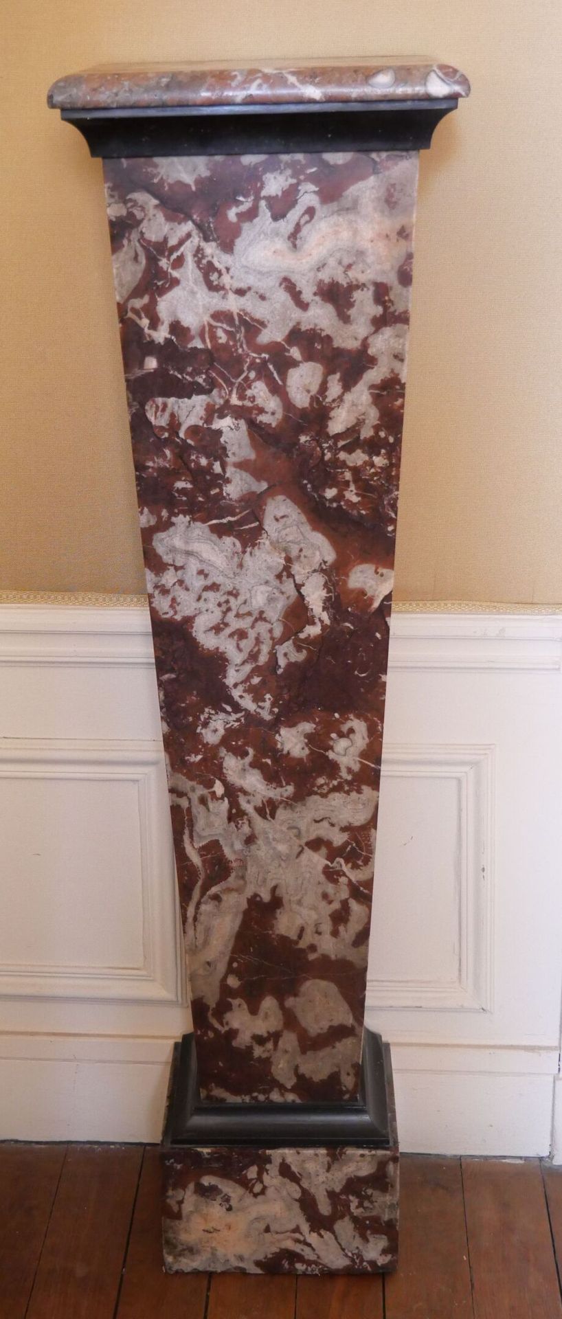 Null Gaine en marbre brun brèche et marbre noir.

120 x 34 x 26 cm.



Expert : &hellip;